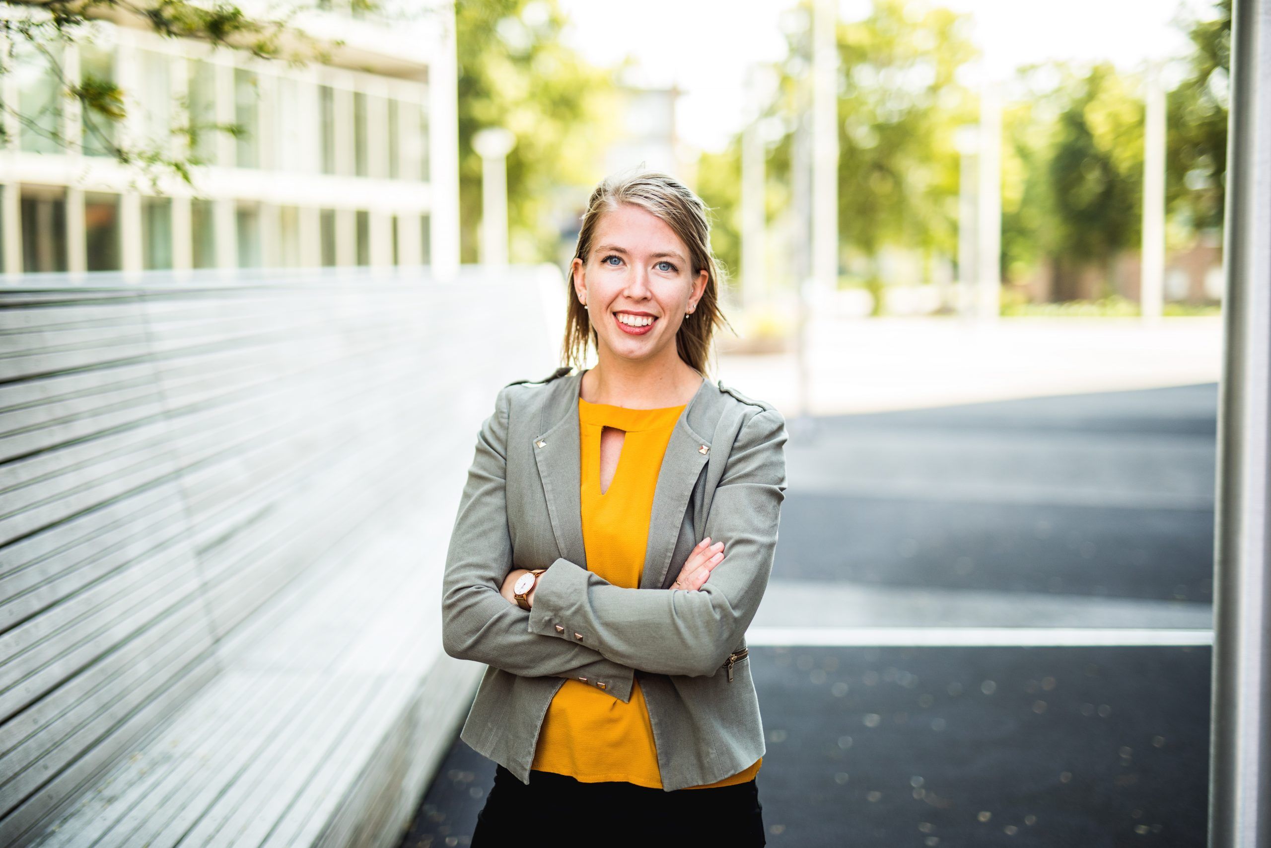 Jasmin poseert buiten met armen over elkaar