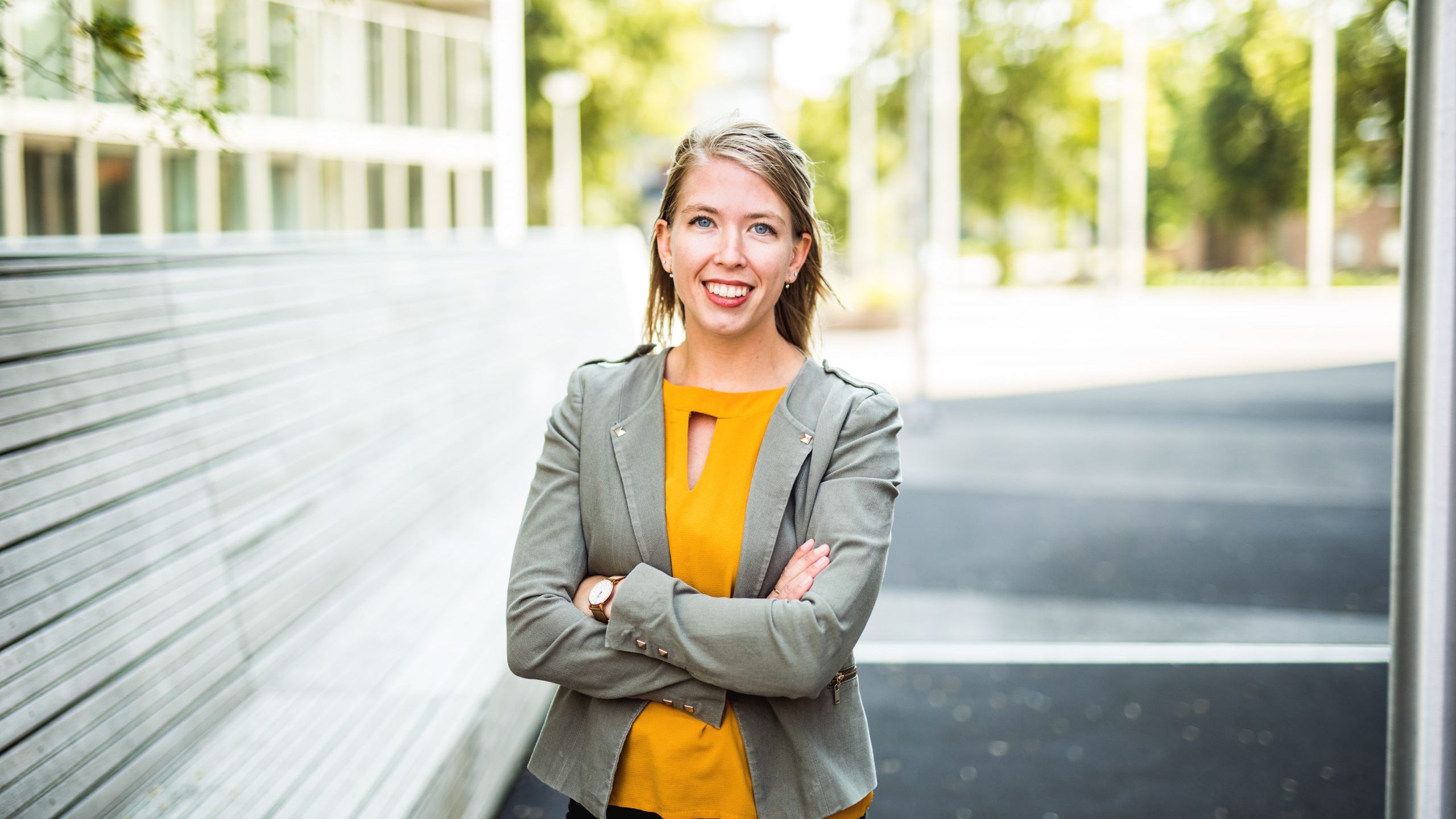 Jasmin poseert buiten met armen over elkaar