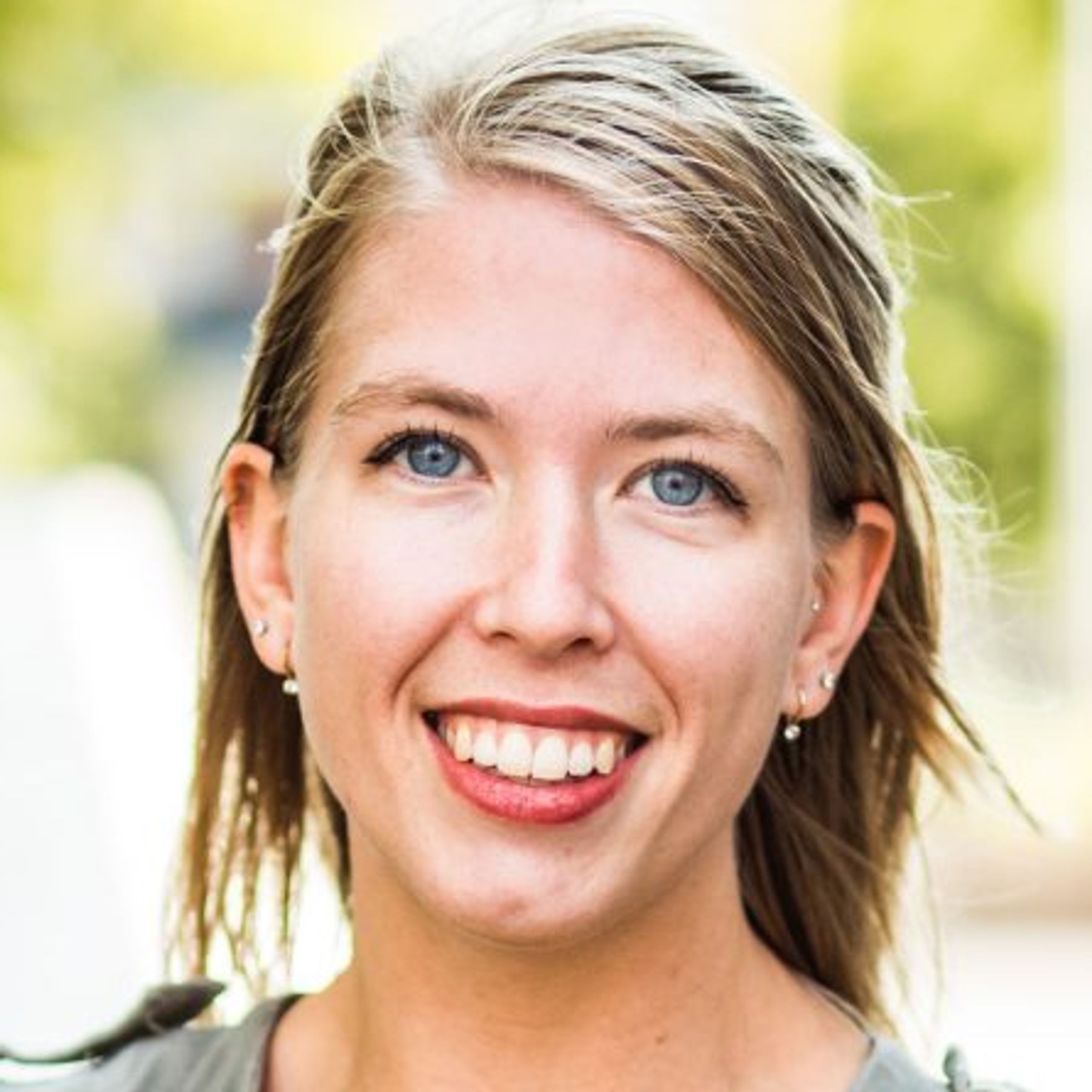 Jasmin poseert buiten met armen over elkaar