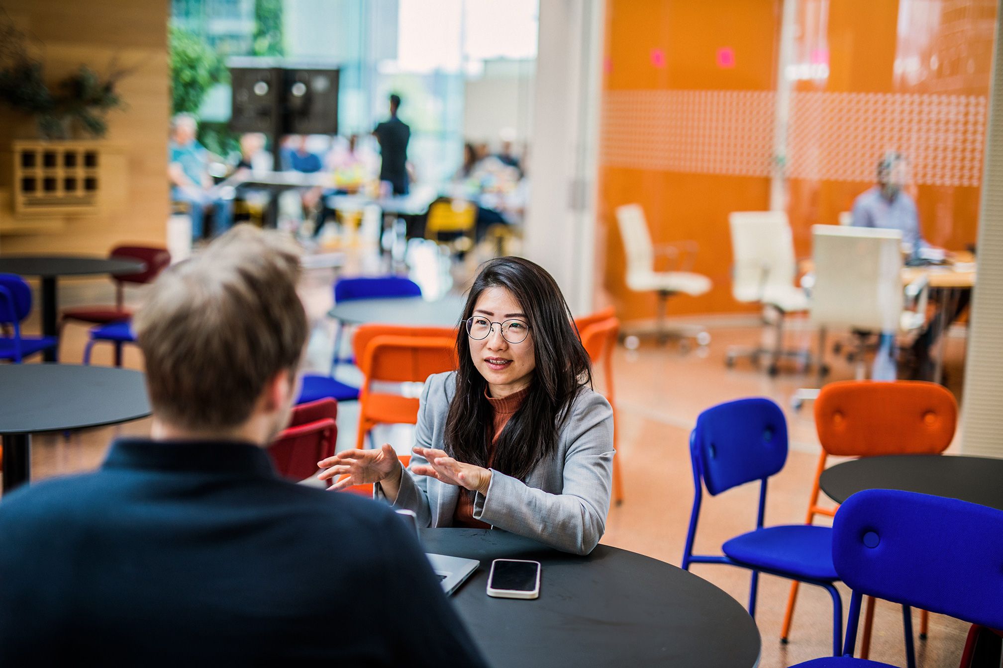 Vrouw in gesprek met collega 