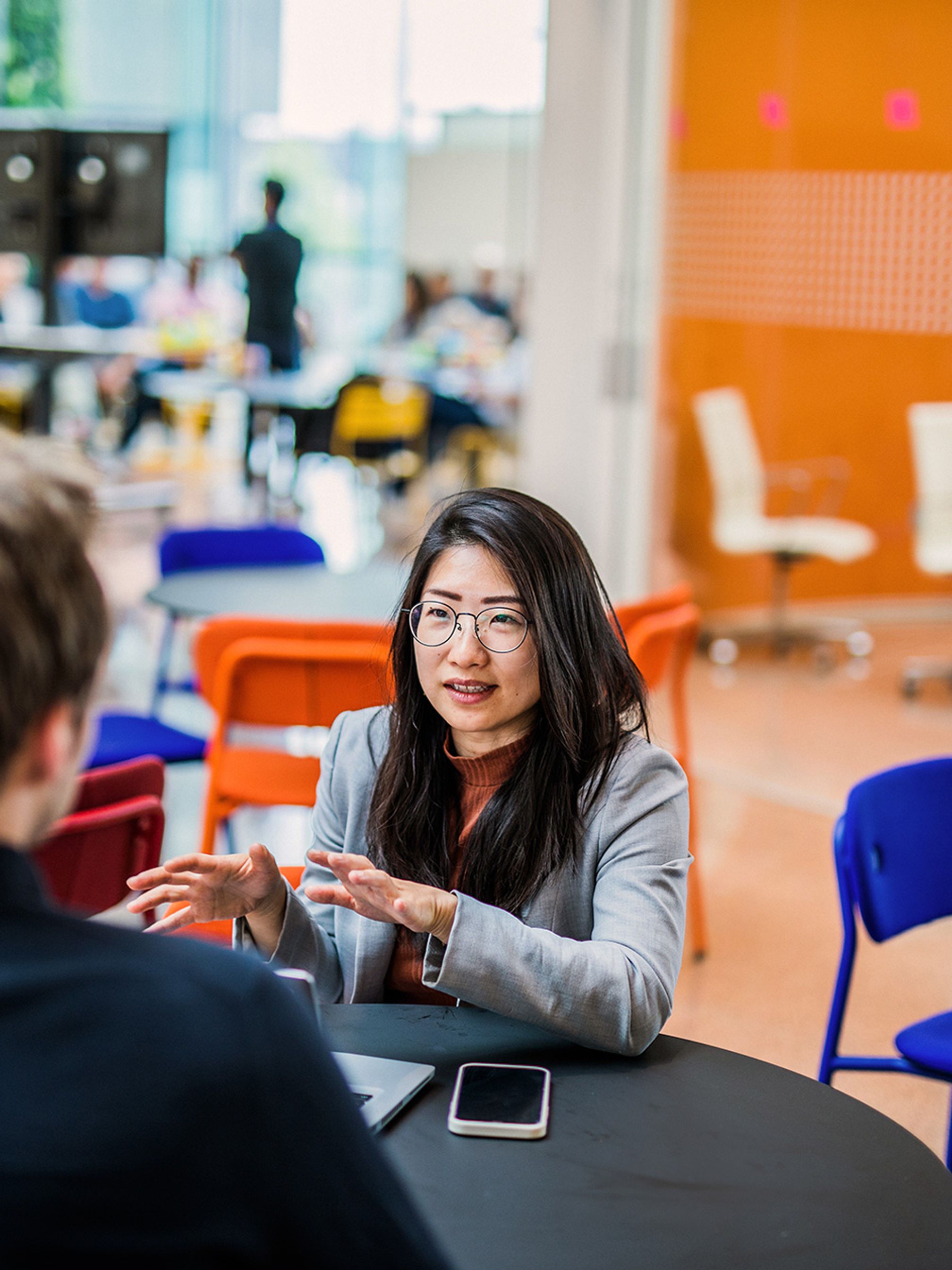 Vrouw in gesprek met collega