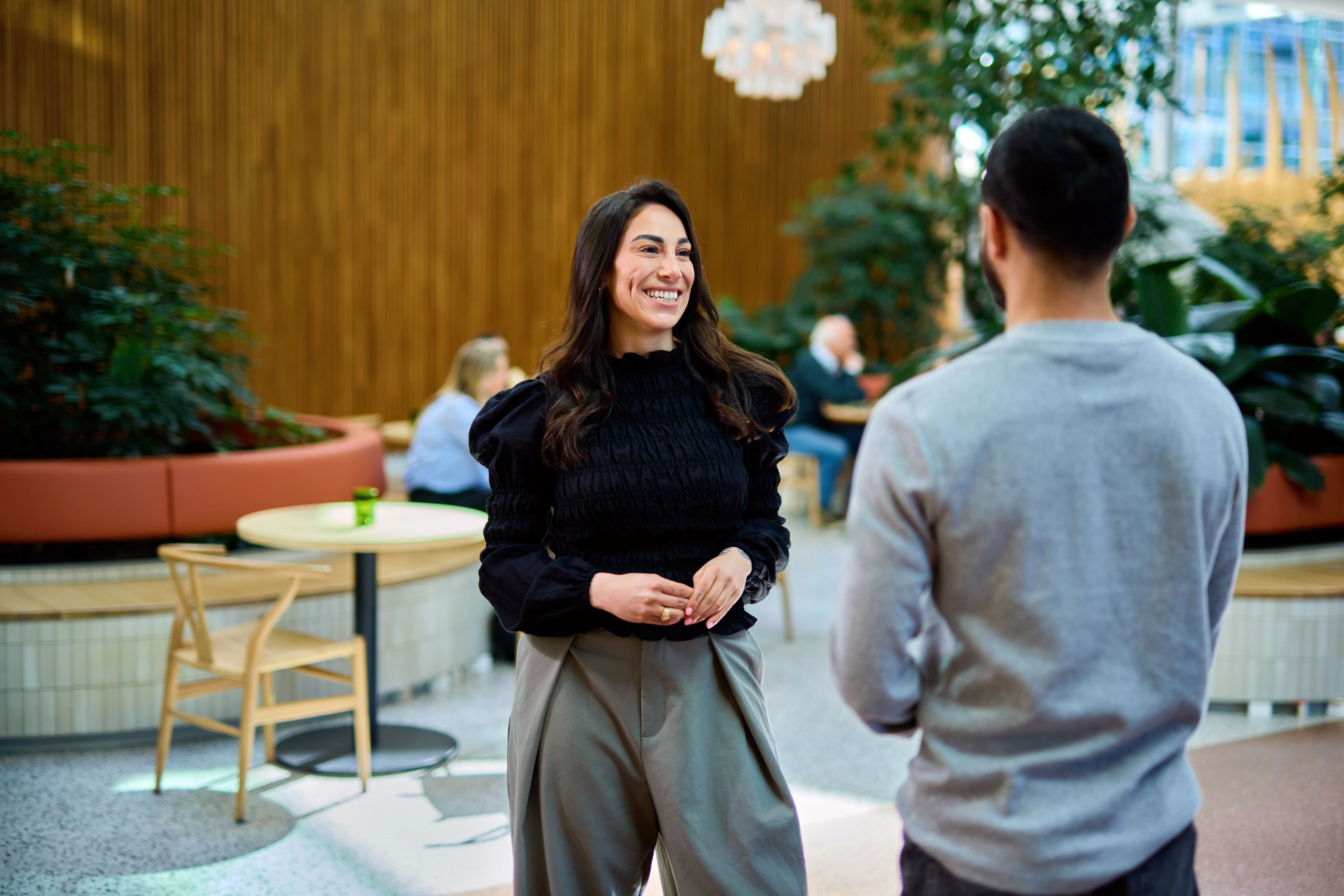 Elanor praat met collega