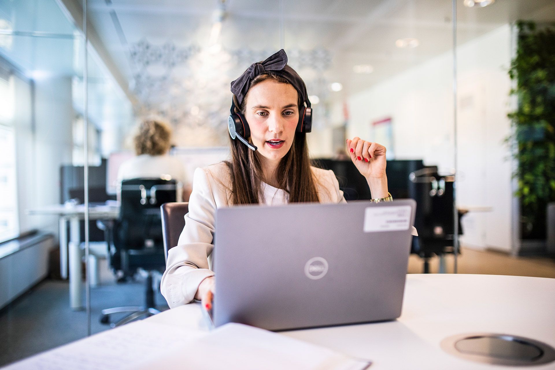 Collega met headset aan het werk