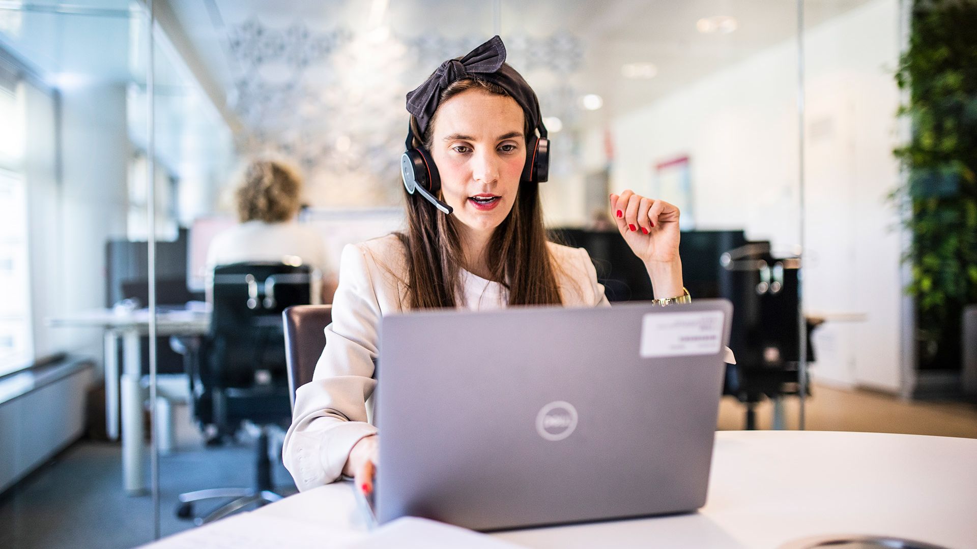 Collega met headset aan het werk