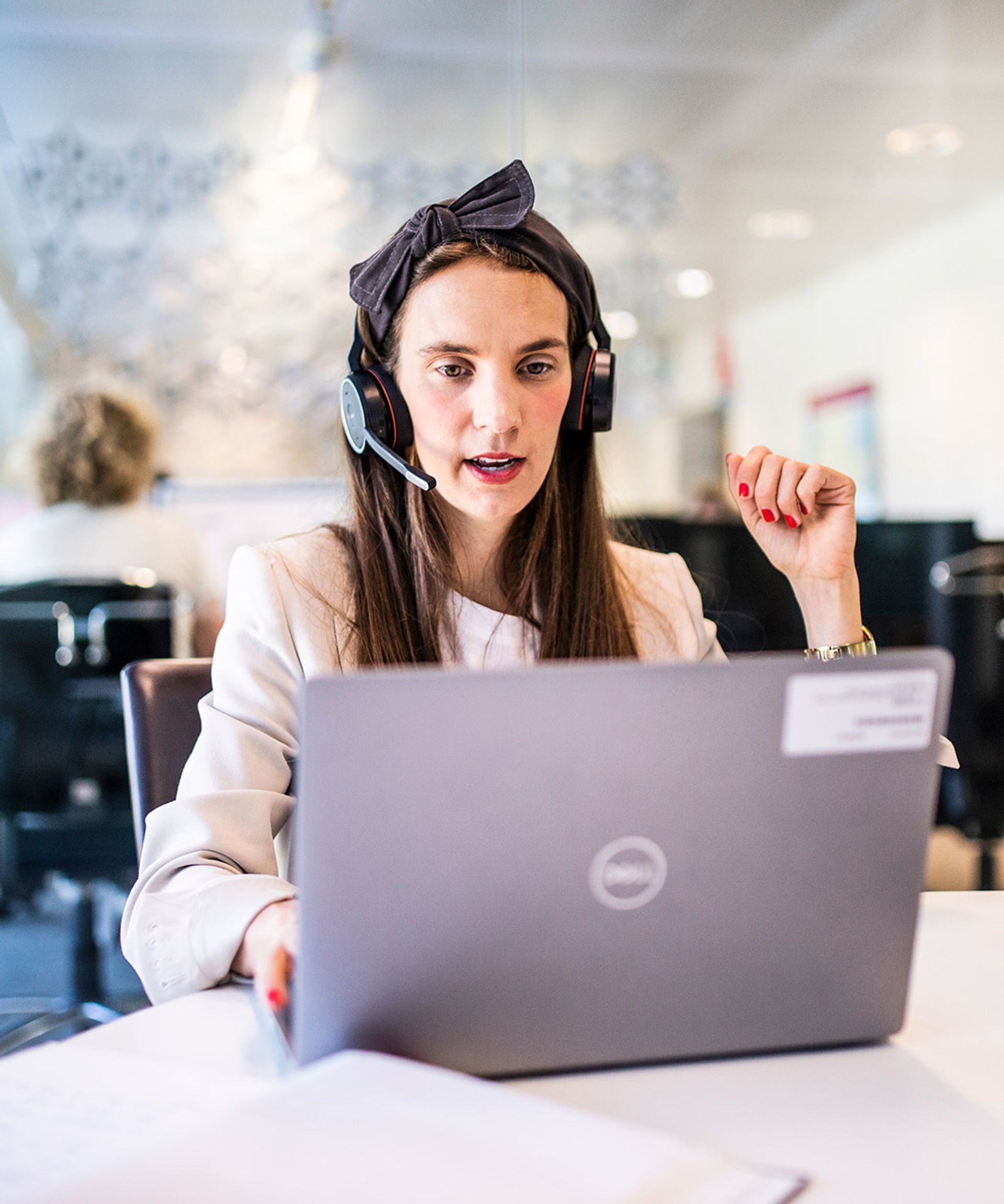 Vrouw belt achter computerscherm