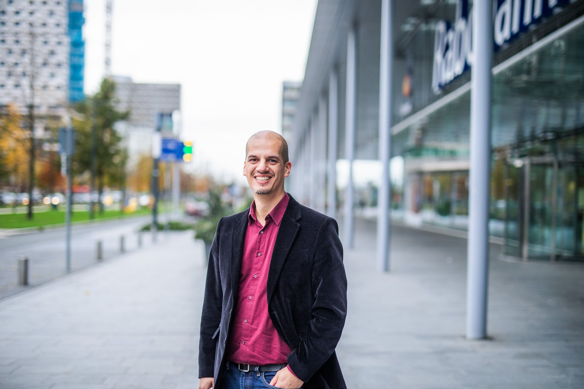 Robbert van Drunen (Business Intelligence Translator) buiten voor Rabobank.