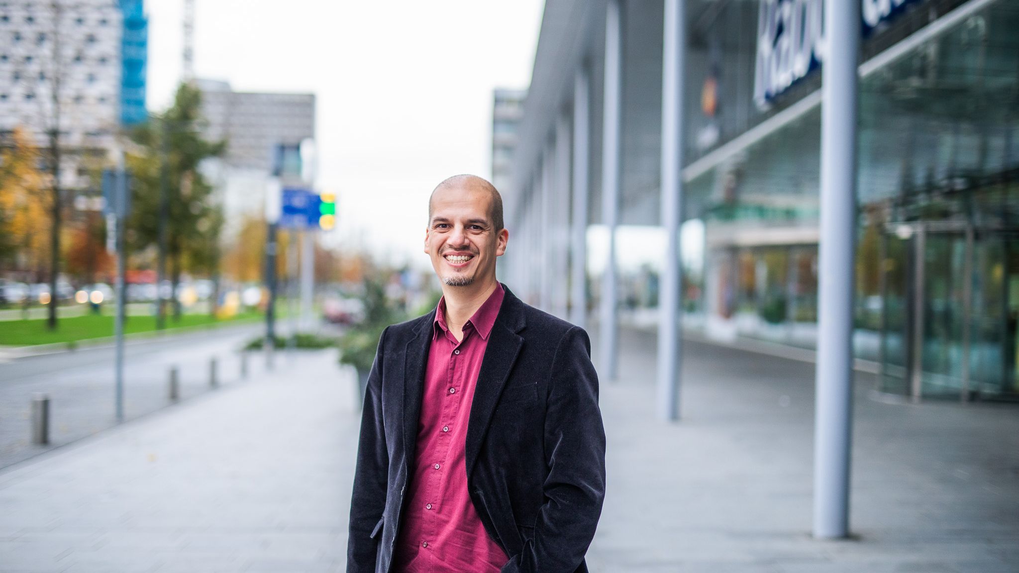 Robbert van Drunen (Business Intelligence Translator) buiten voor Rabobank.