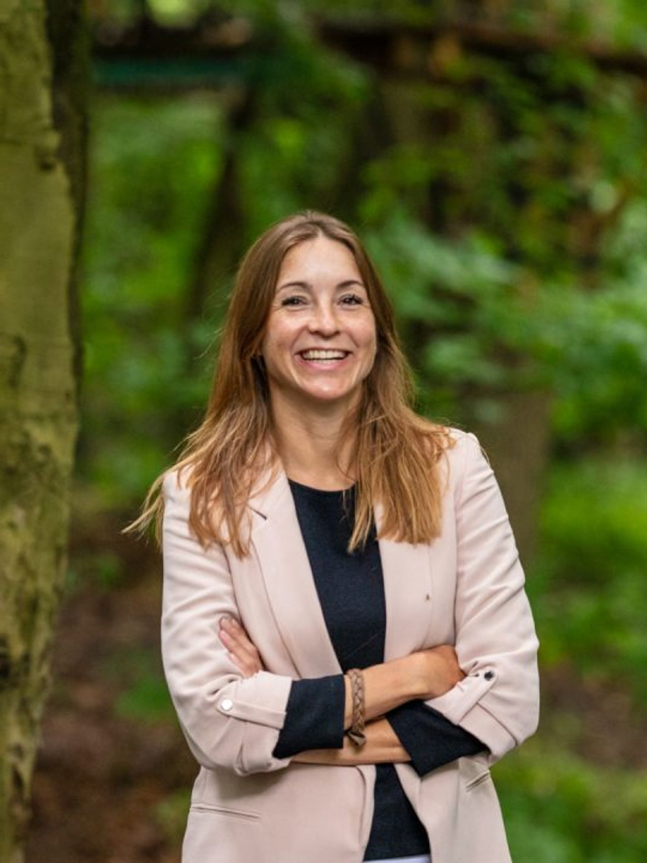 Vrouw staat in het bos