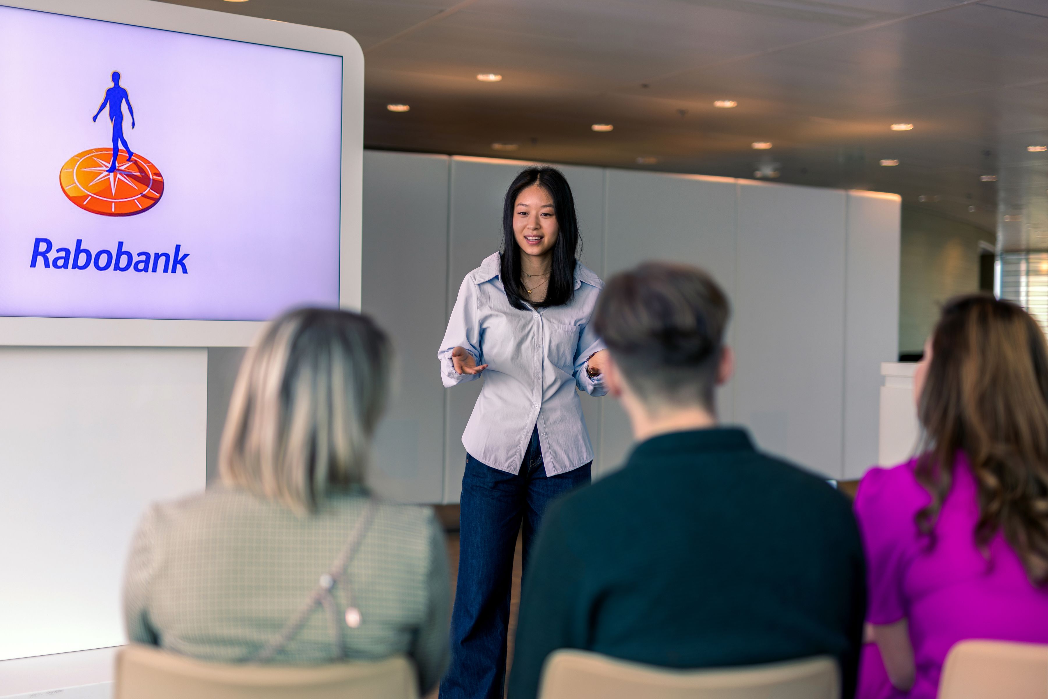 Jonge vrouw presenteert