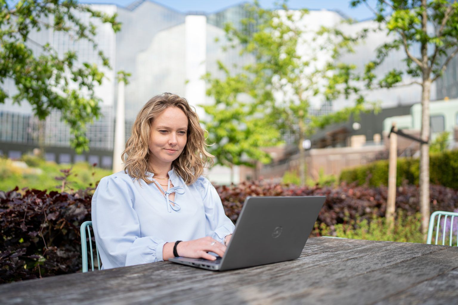 Sabina Pieterse working outside on her laptop