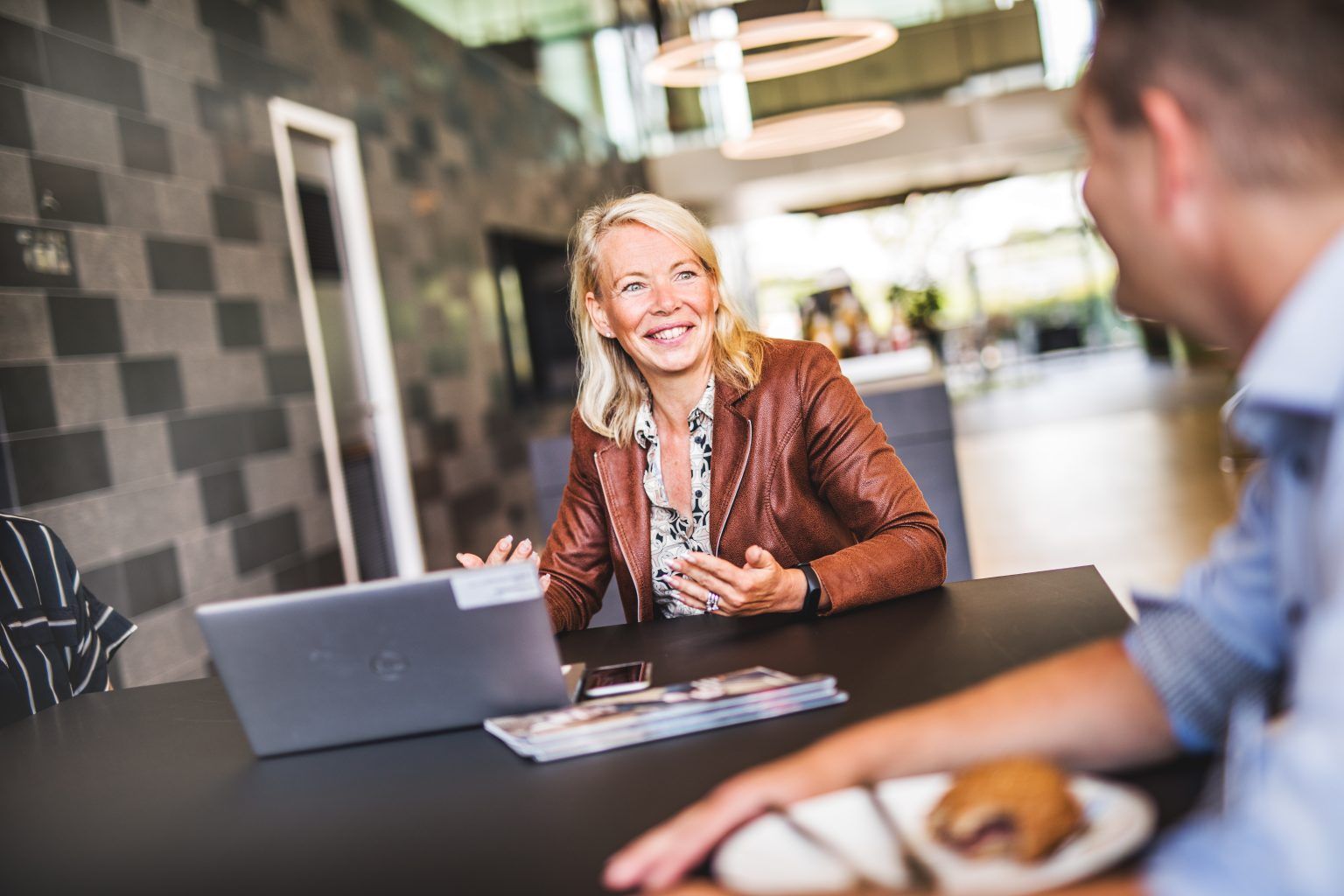 Judith Cok lacht met collega laptop