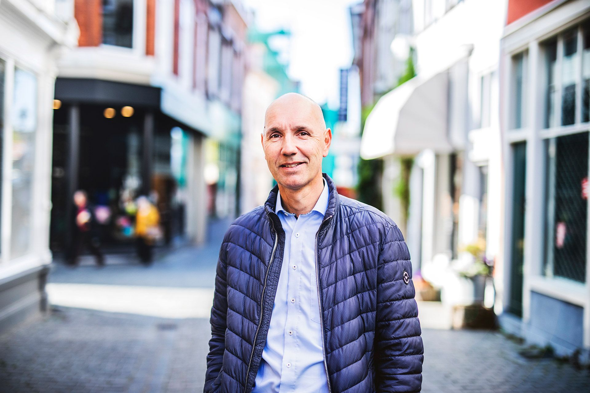Sjaak Staal poseert in lege winkelstraat