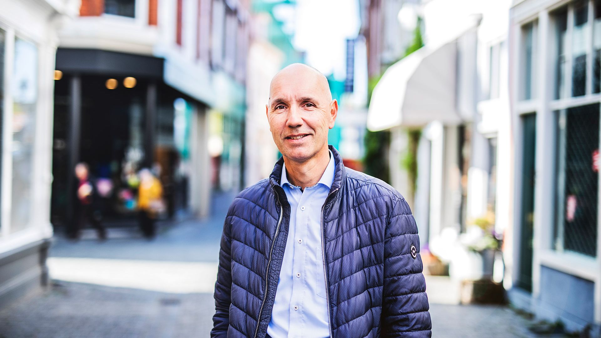 Sjaak Staal poseert in lege winkelstraat