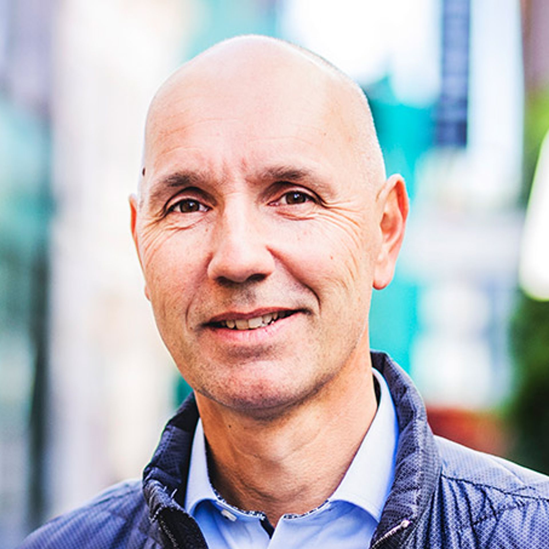 Sjaak Staal in lege winkelstraat