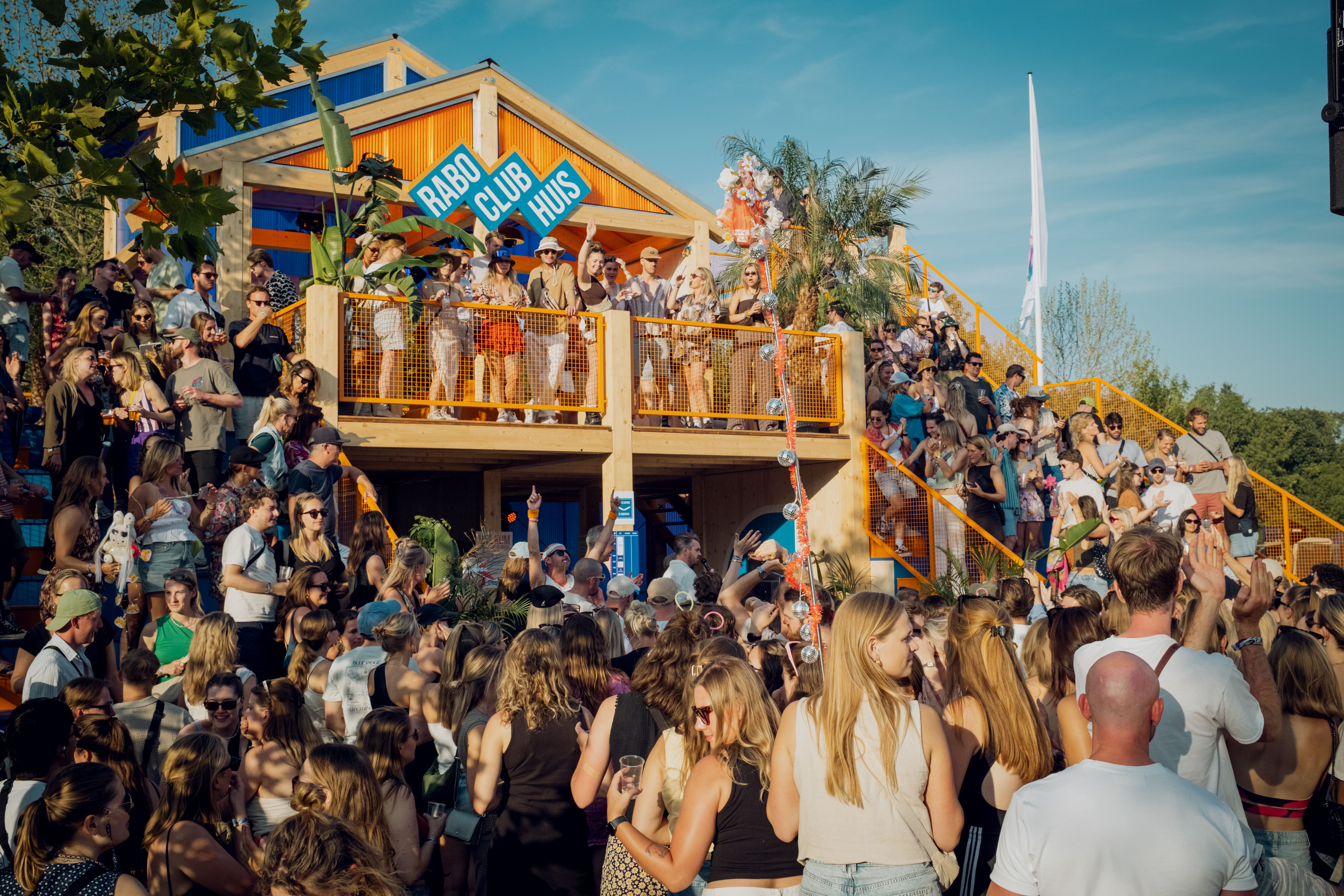 Met het Rabo Clubhuis creëren we een plek waar bezoekers kunnen verbinden, ontspannen en ontdekken. 