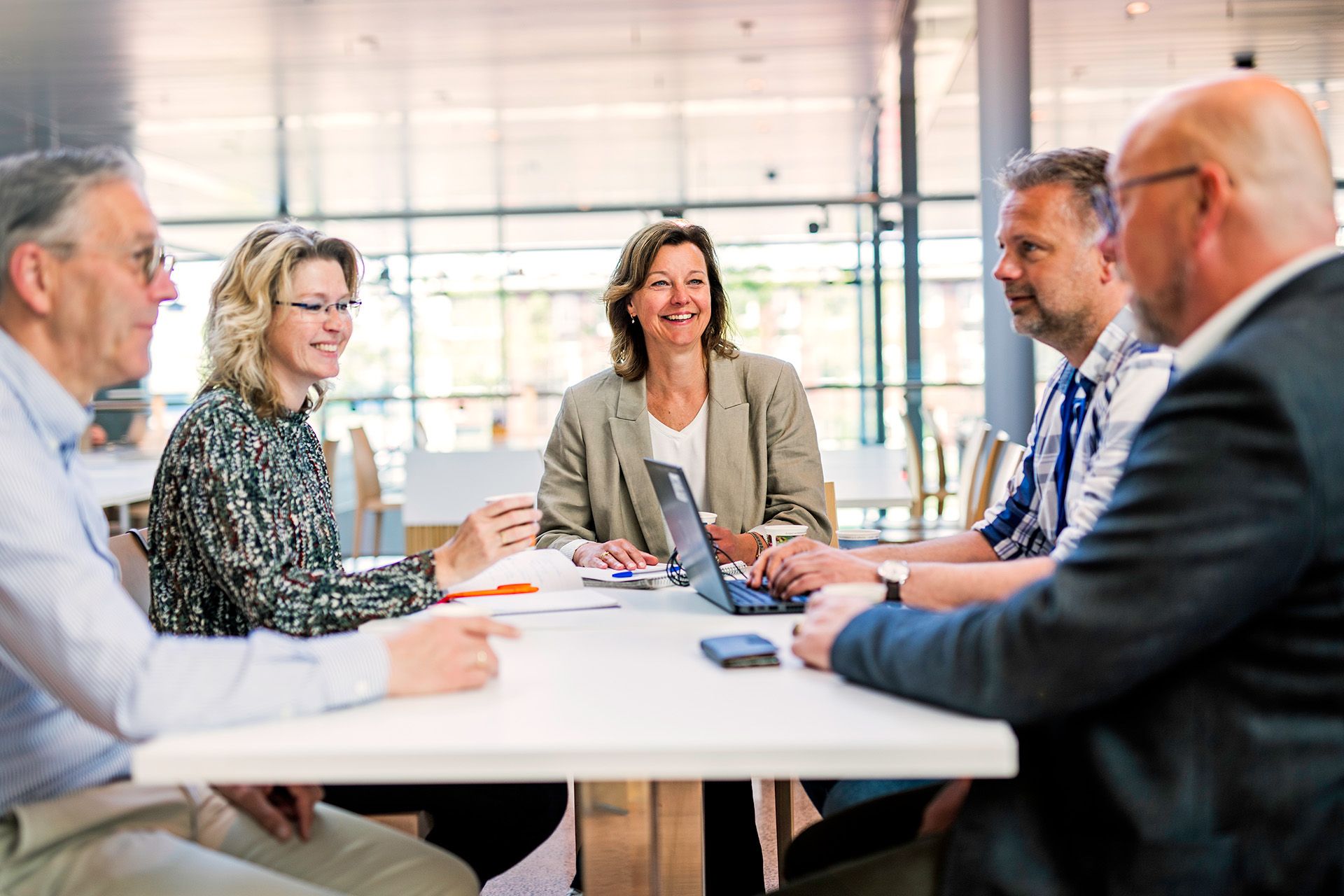 Eveline de Niet talking to colleagues