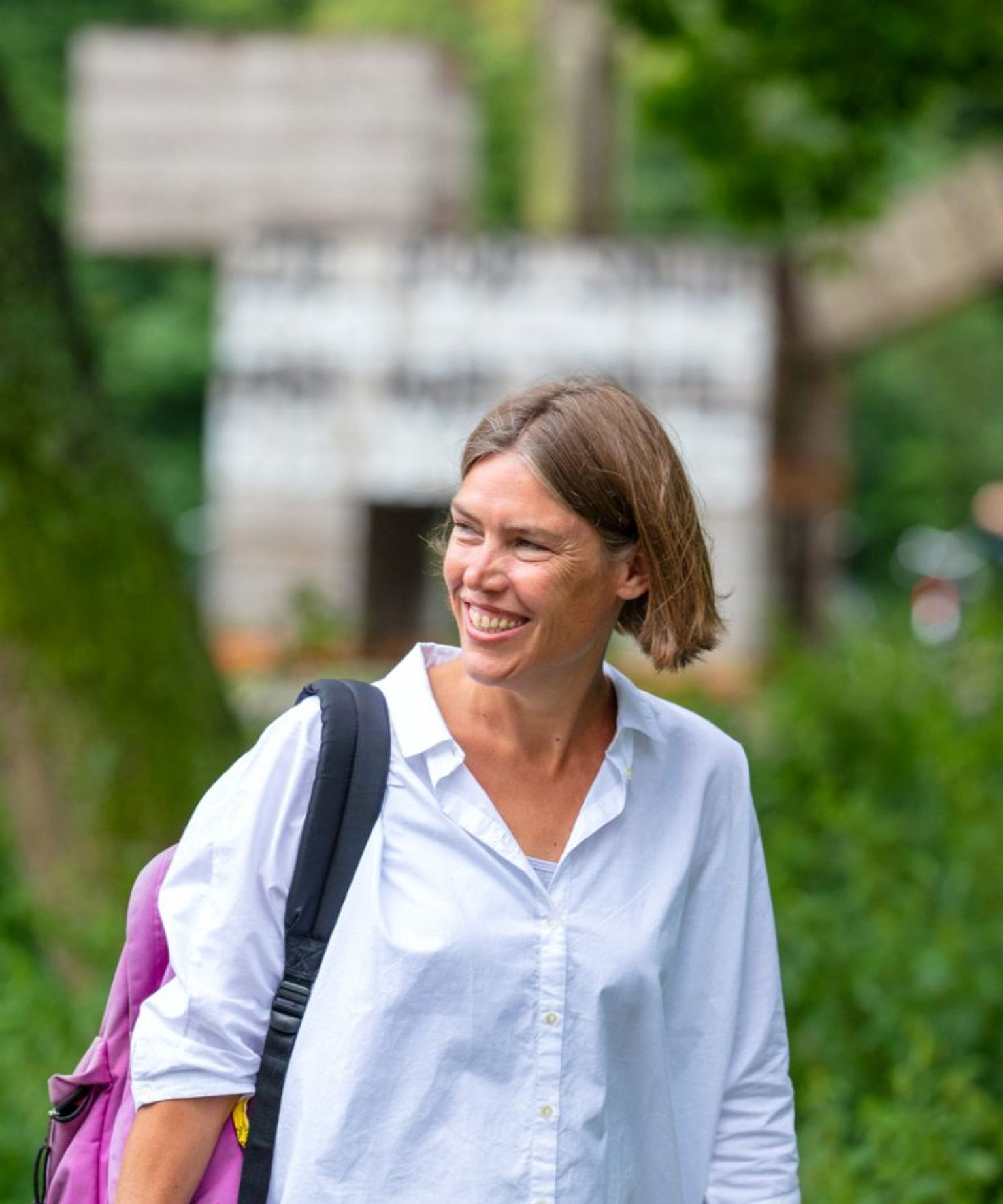 twee vrouwen aan het wandelen
