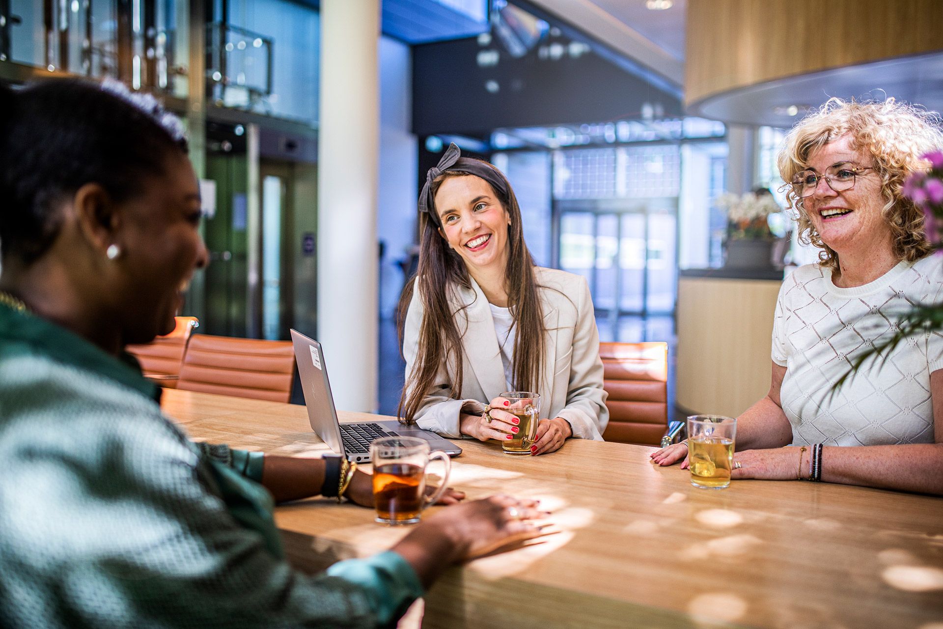 Vrouw in gesprek met klant (Financieel Adviseur Wonen Virtueel)
