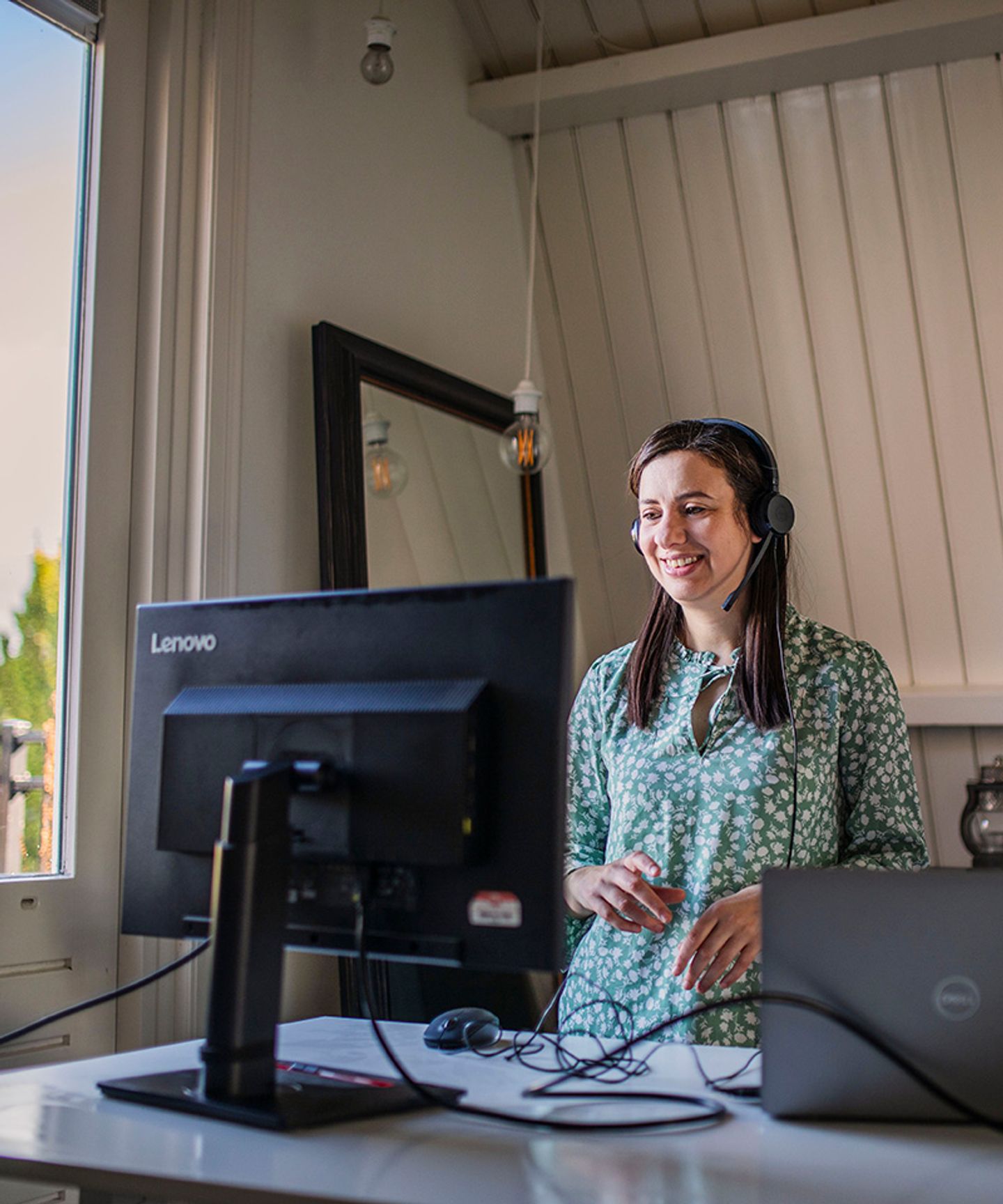 Collega's werken samen in een creatieve ruimte op kantoor