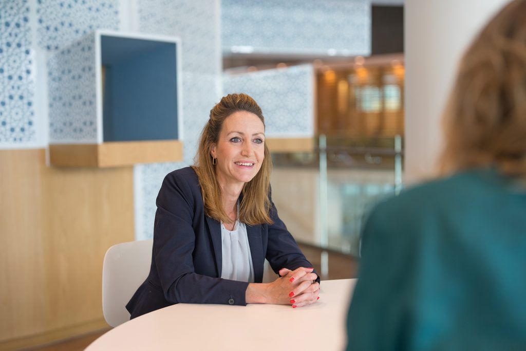 Vrouw in gesprek met collega