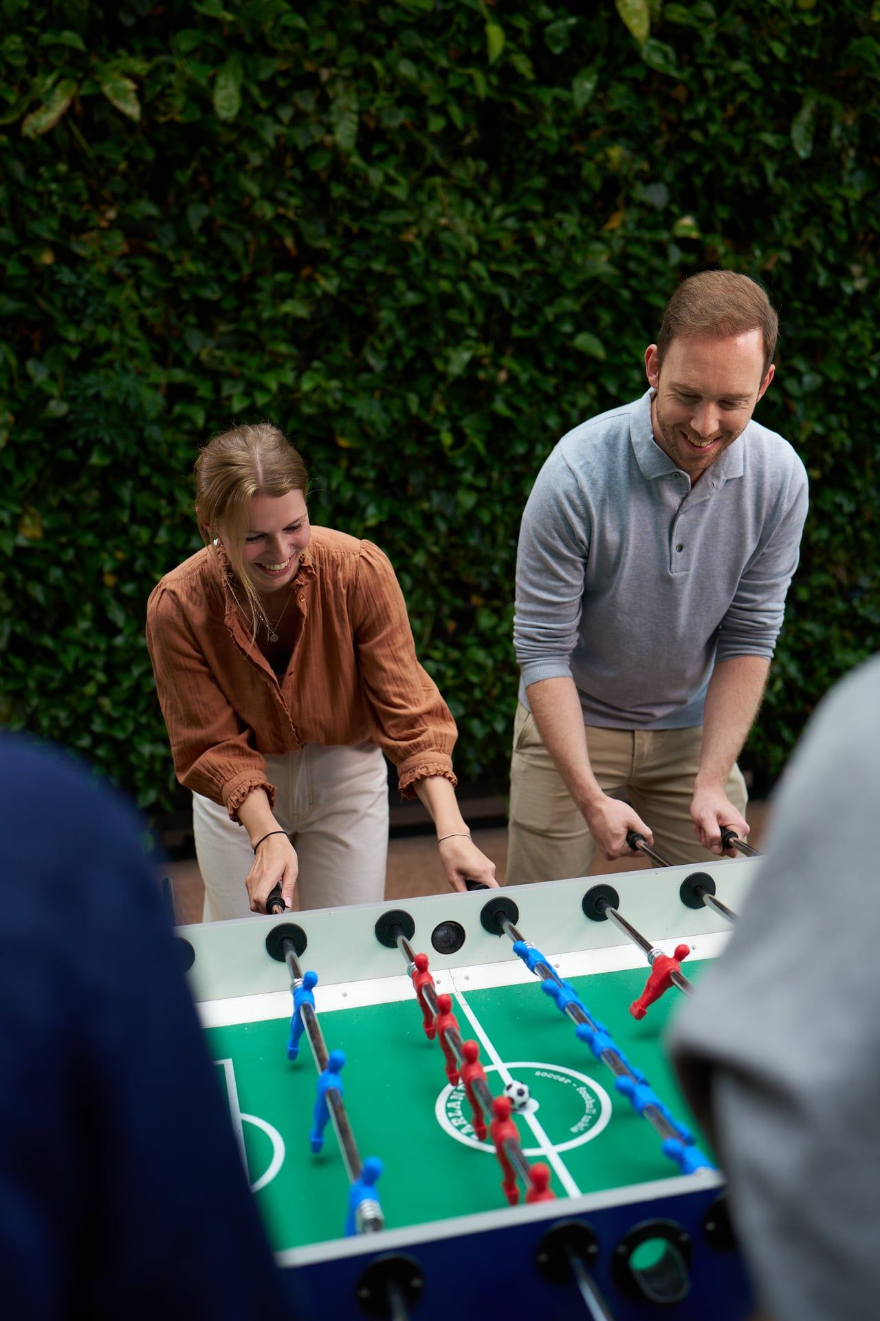 Twee collega's spelen tafelvoetbal