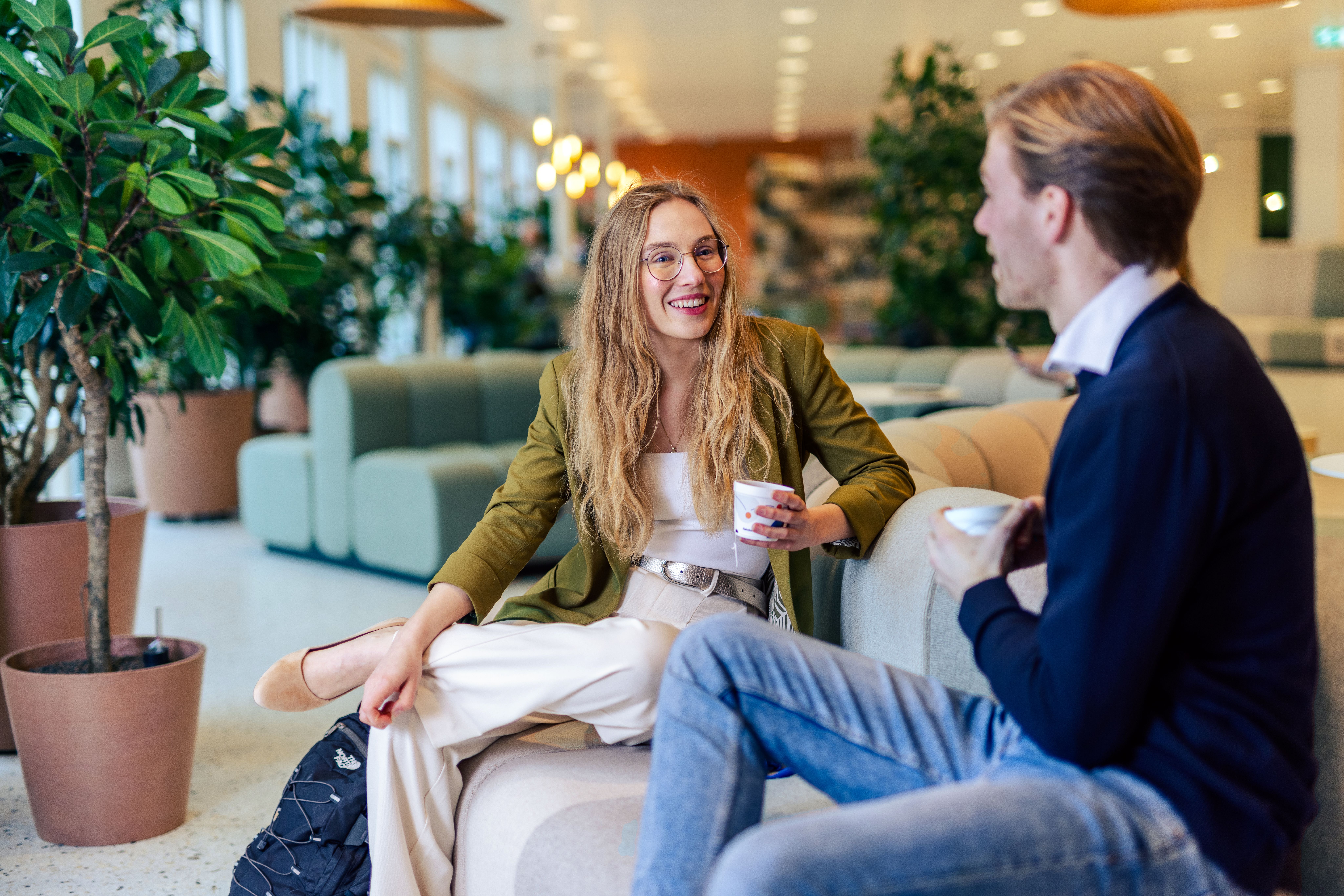 Vrouw in gesprek met collega