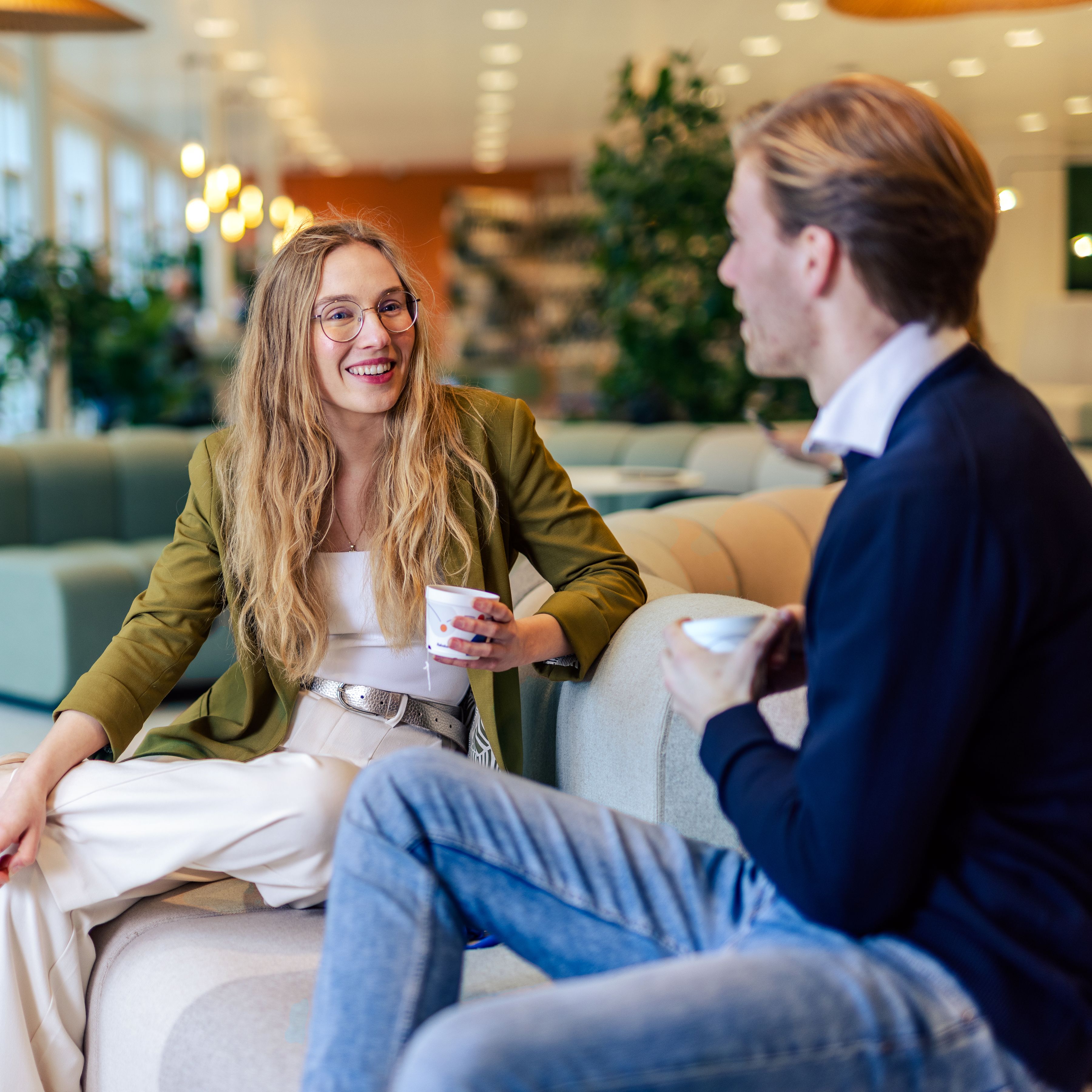 Vrouw in gesprek met collega