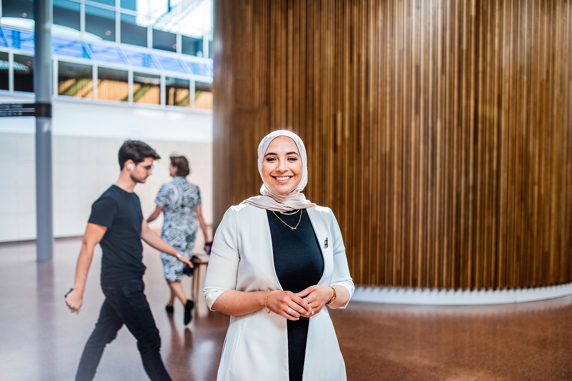 Enaam Ahmed Ali in centrale hal van Rabobank