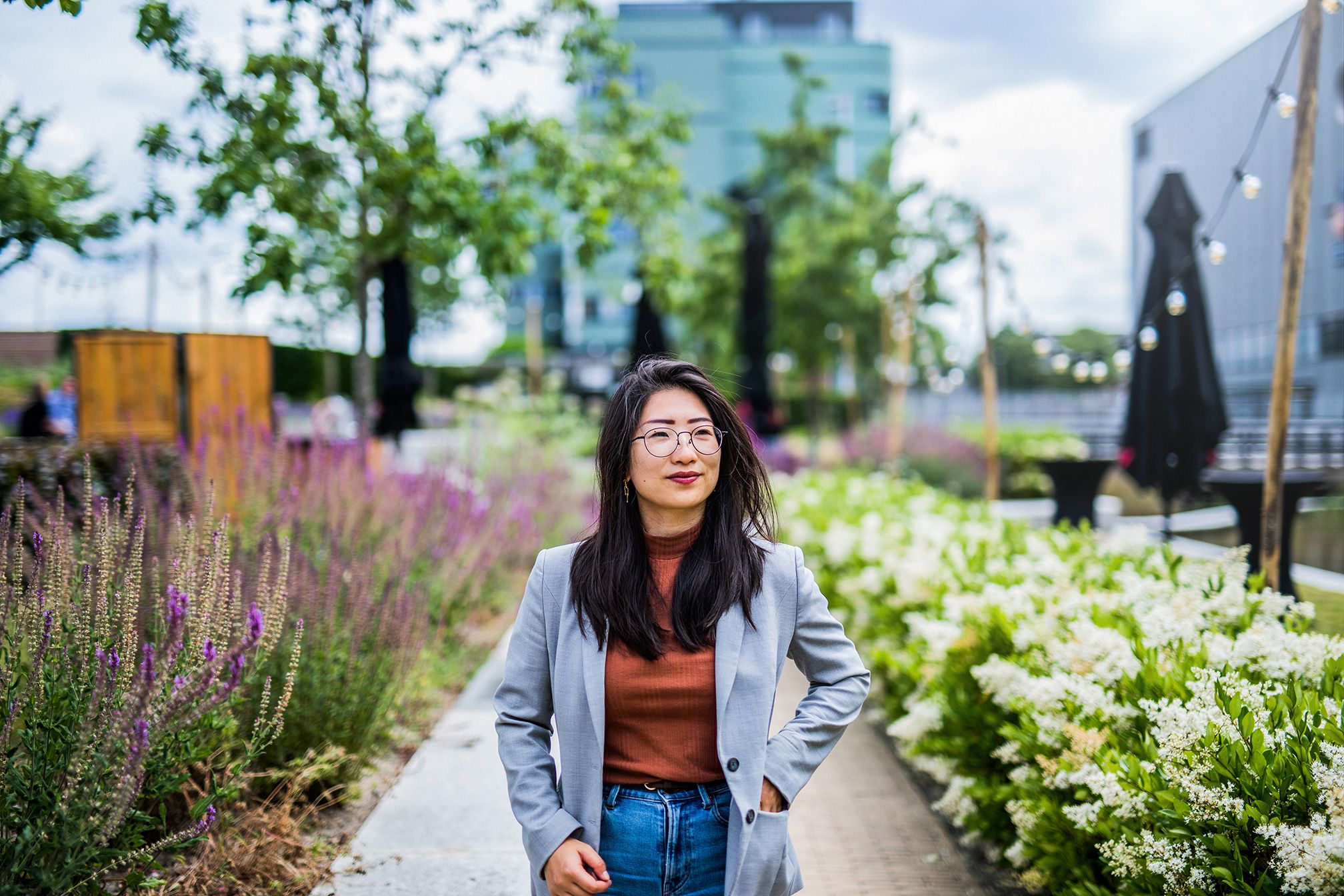 Women is standing in Rabobank's office garden