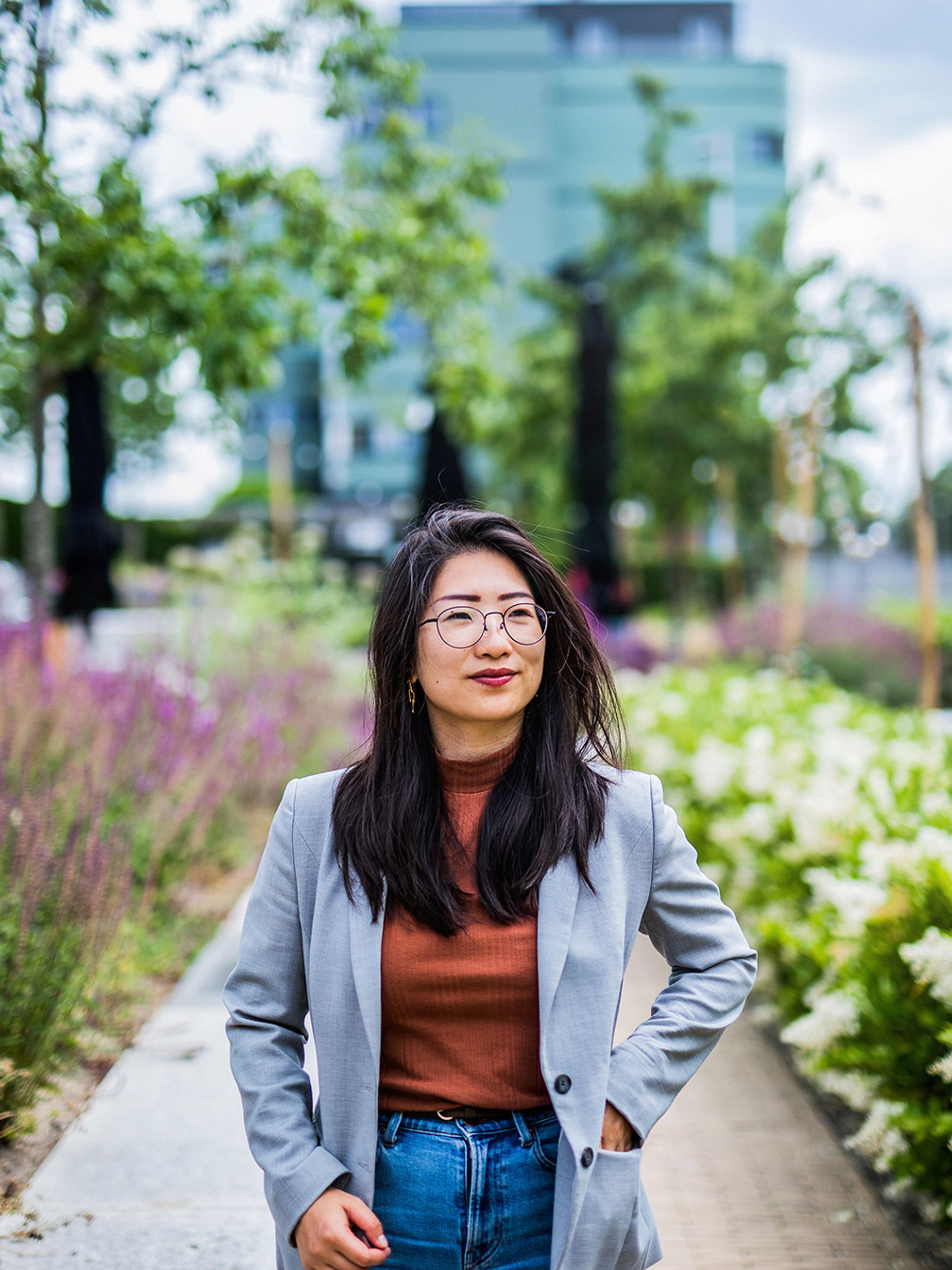 Jonge vrouw in Rabobank tuin