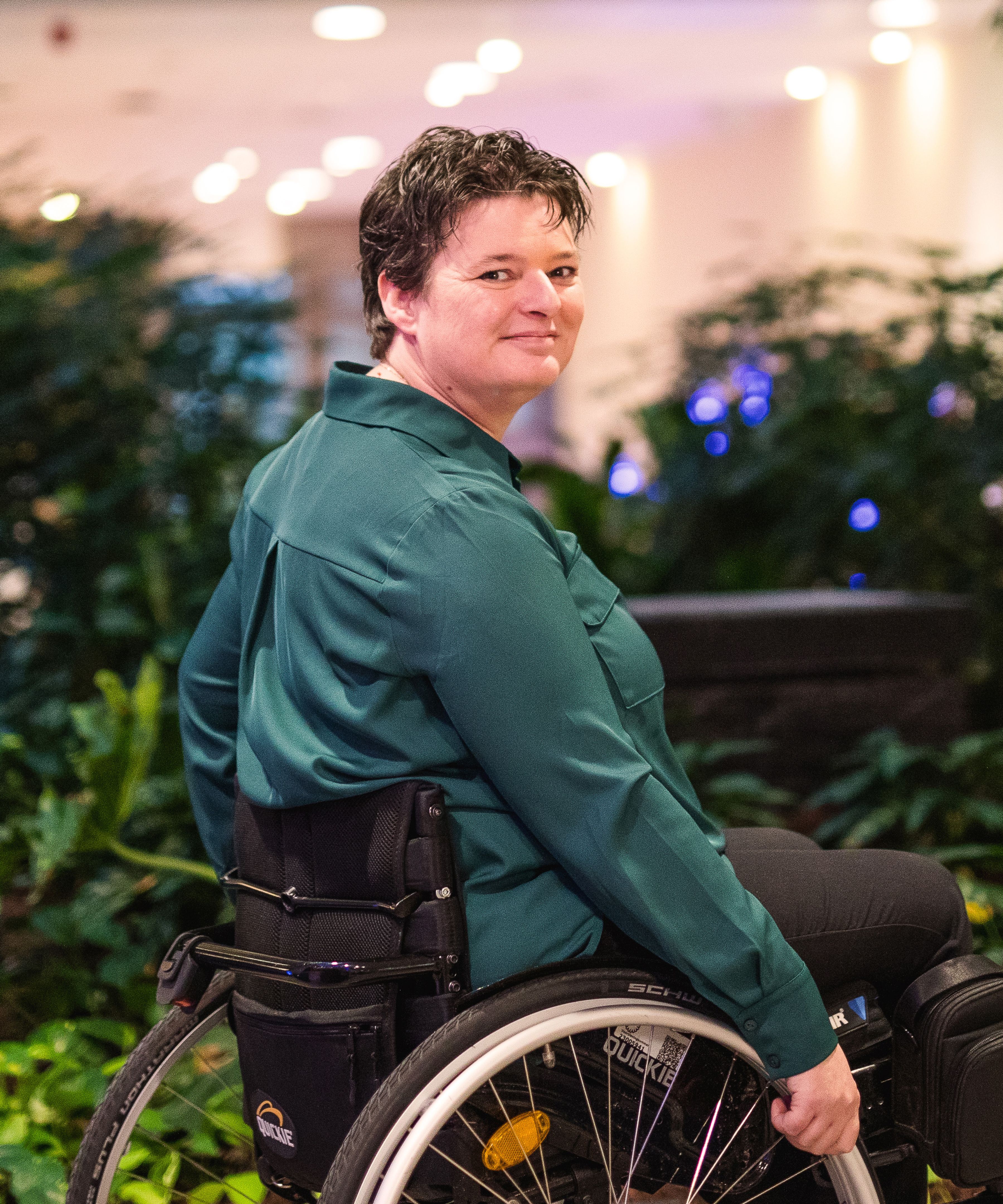Collega in een rolstoel