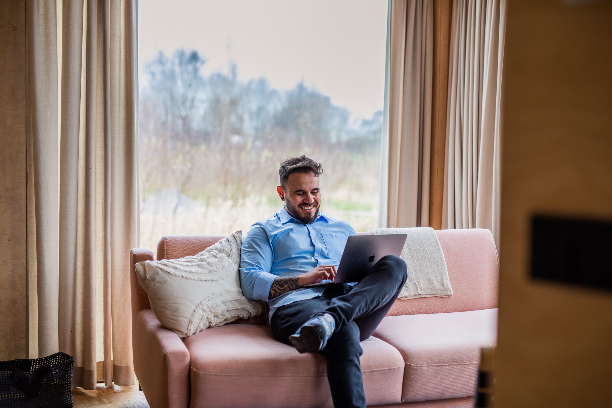 Man op bank met laptop 