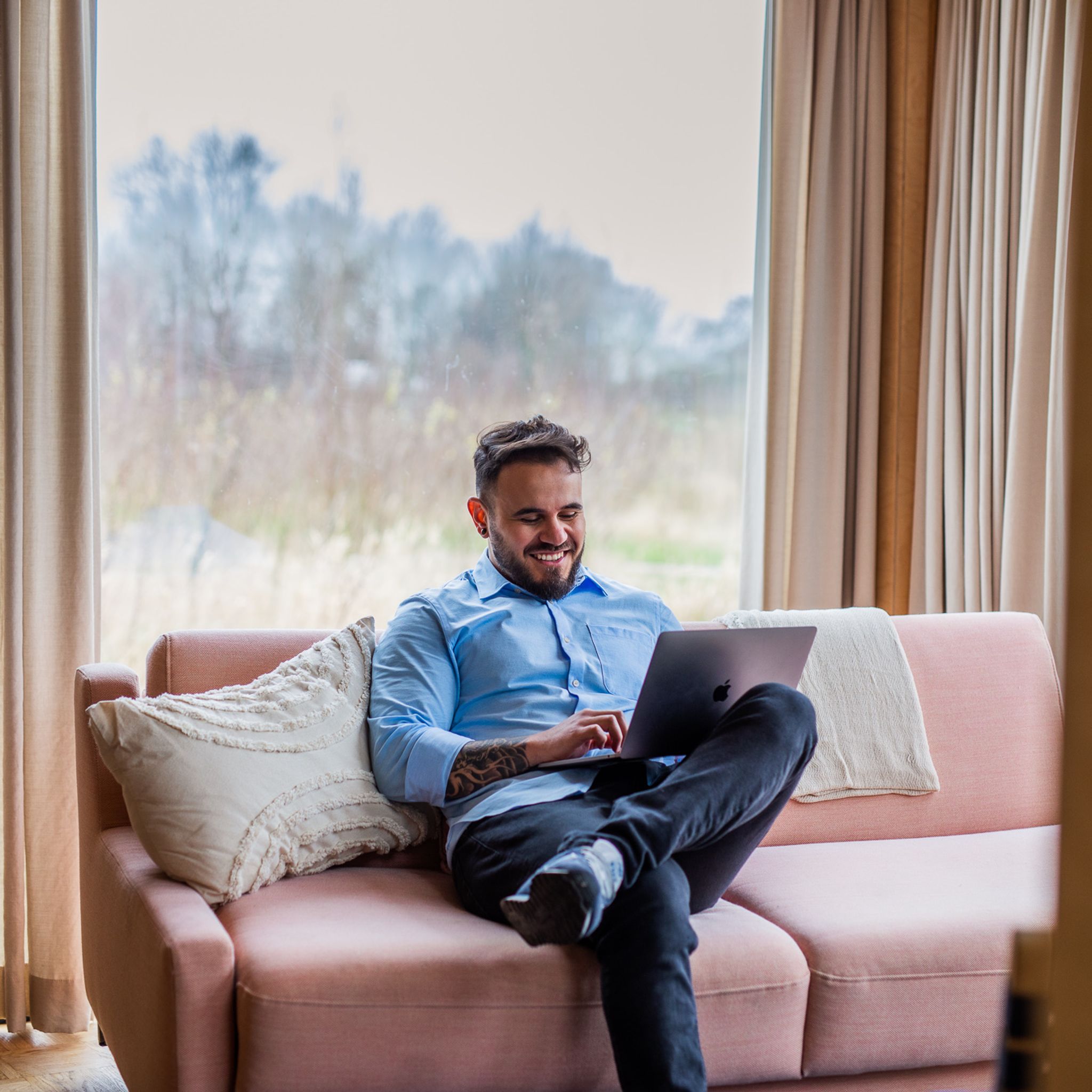 Man op bank met laptop