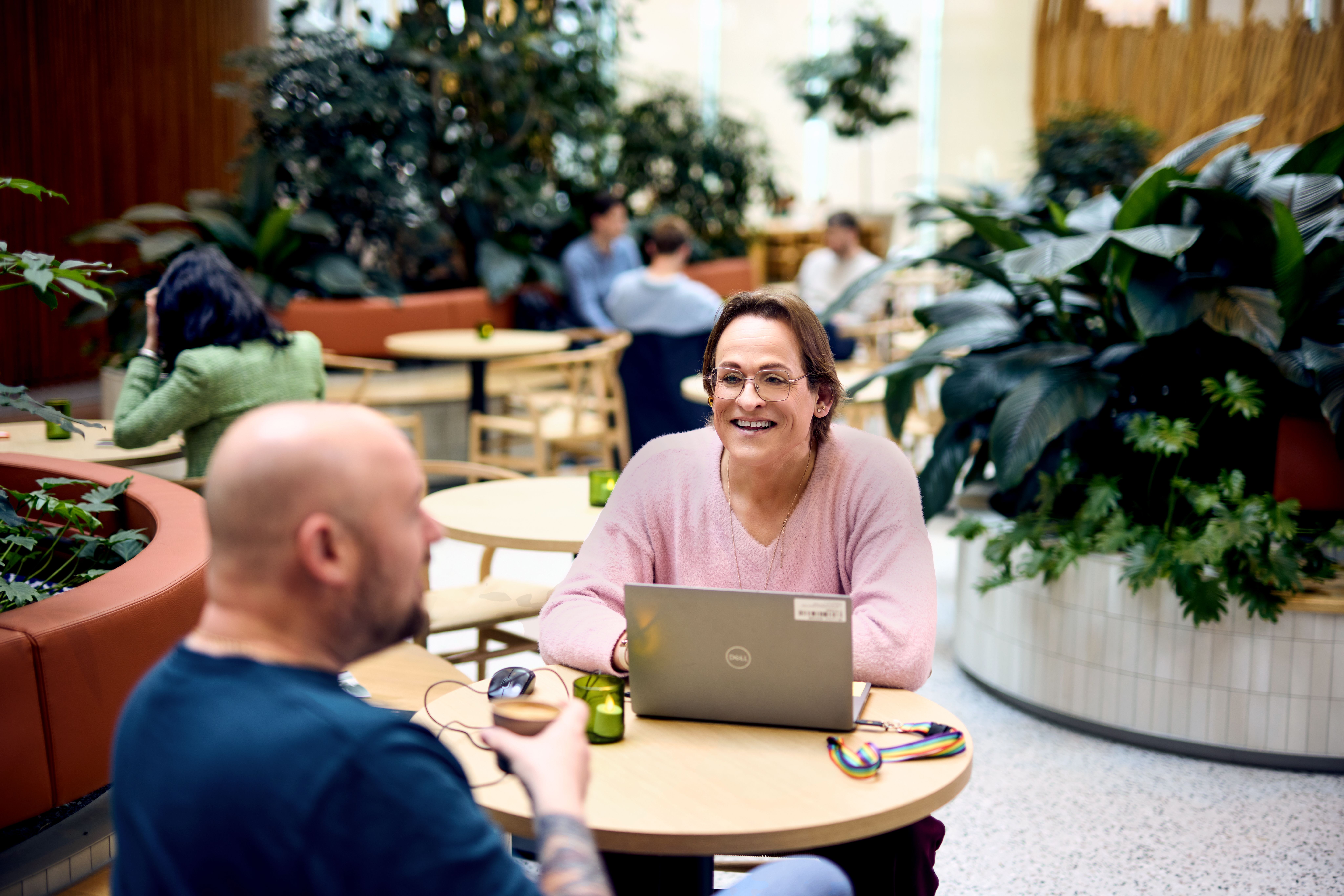Jo-Ann op kantoor Rabobank in gesprek