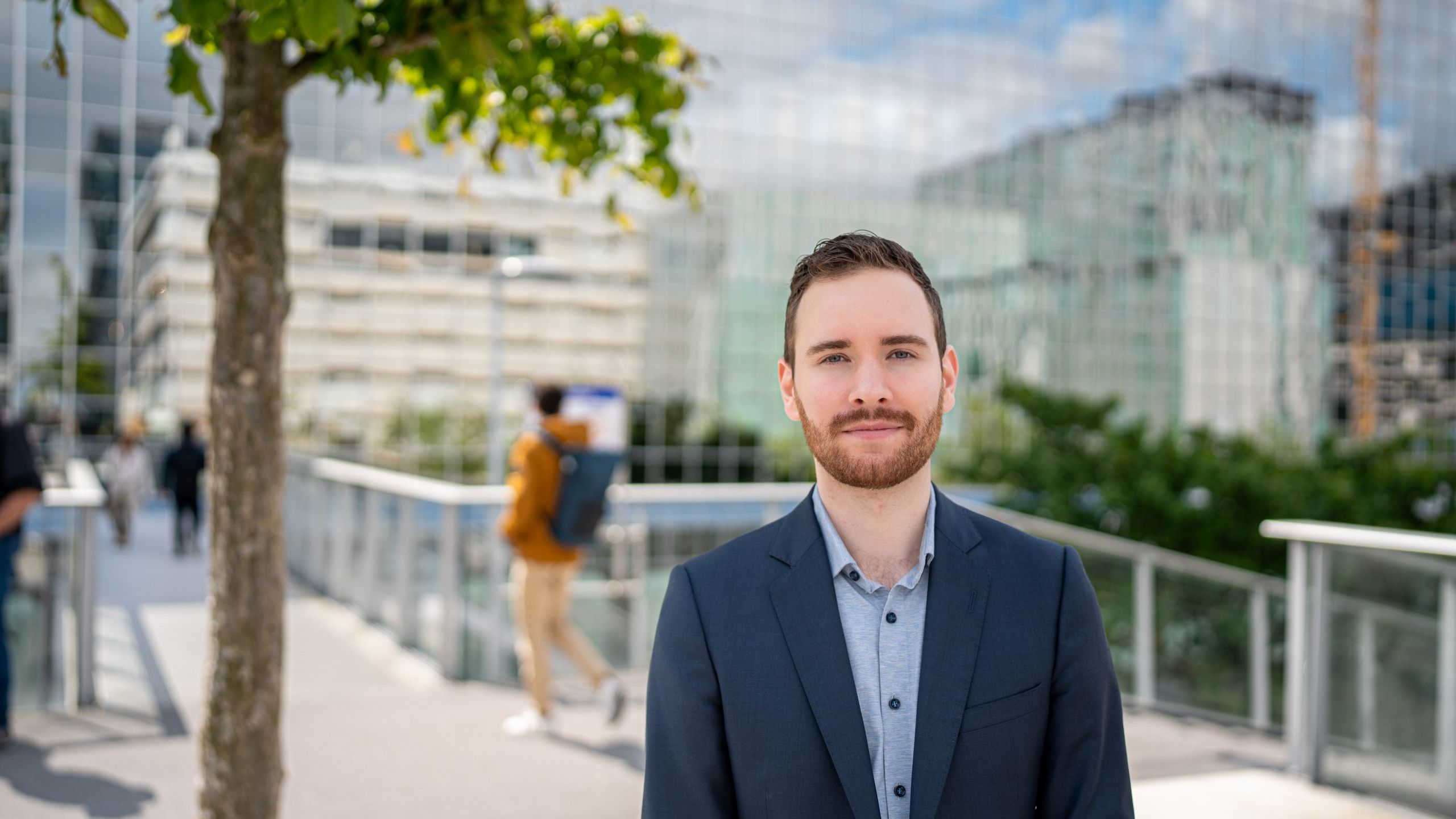 Alec Bakker in front of Rabobank office
