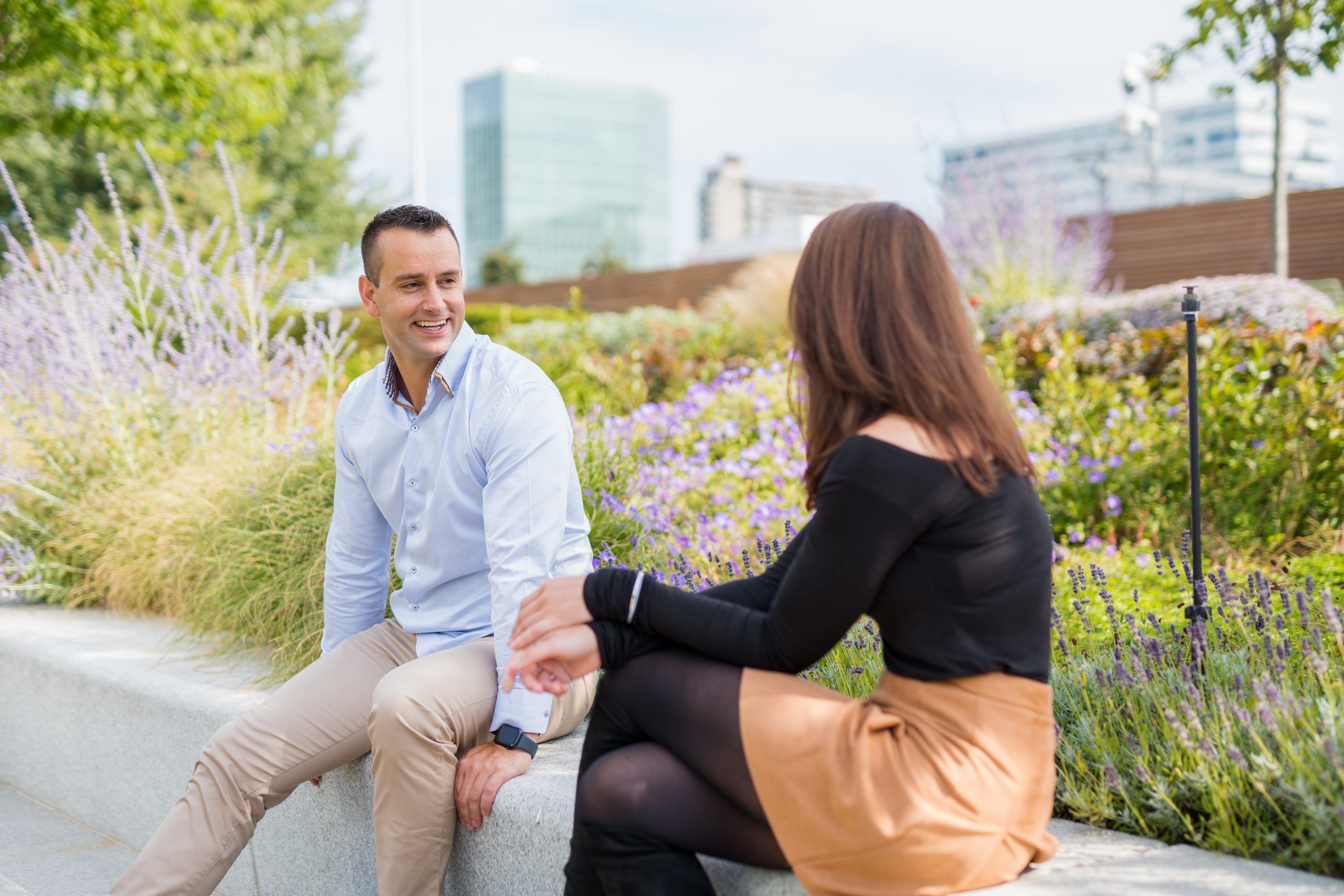 Man en vrouw in gesprek in tuin.