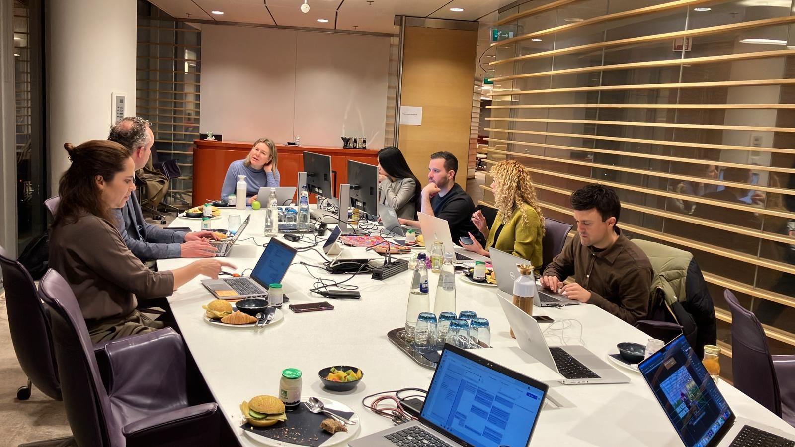 Collega's werken aan impactmagazine