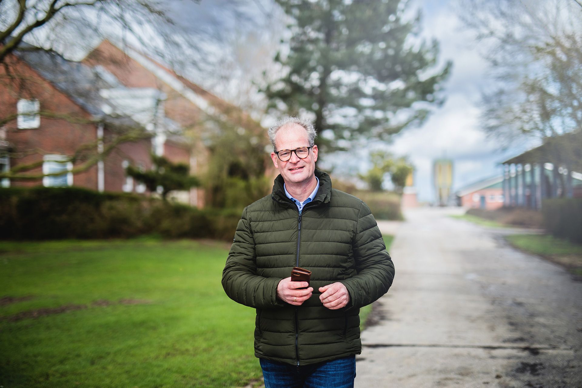 Jeen Nijboer bij boerderij