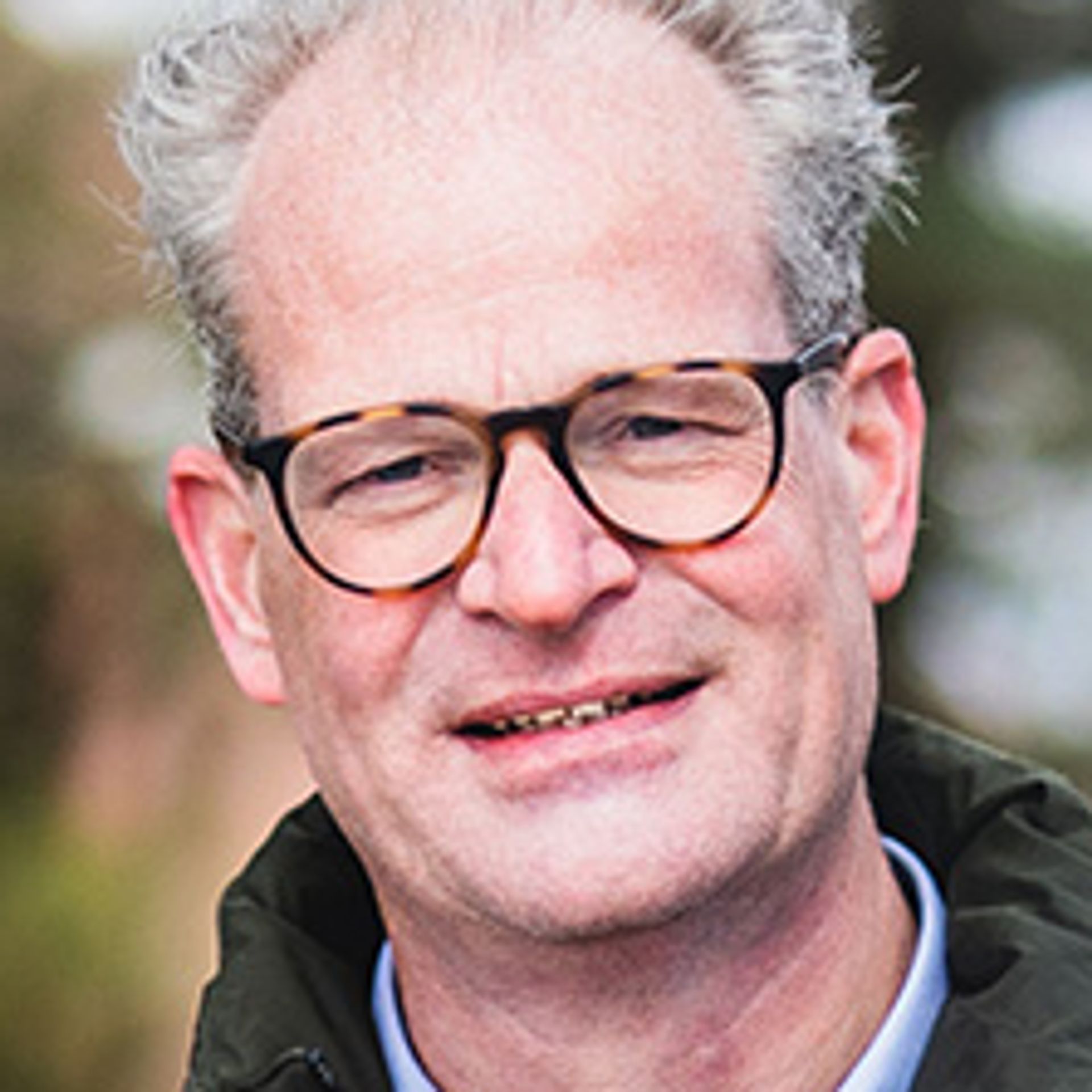 Jeen Nijboer bij boerderij