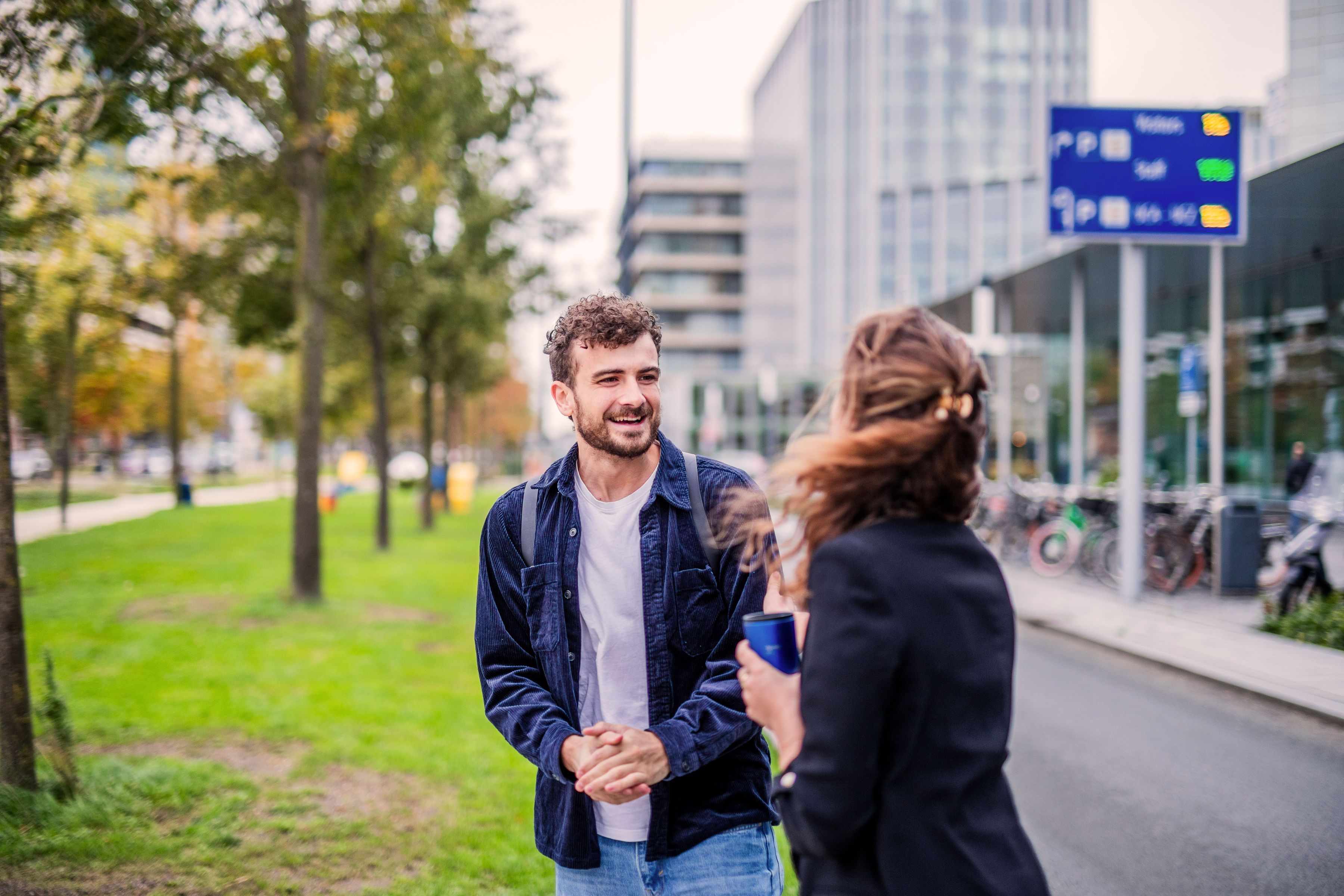 Marco buiten in gesprek