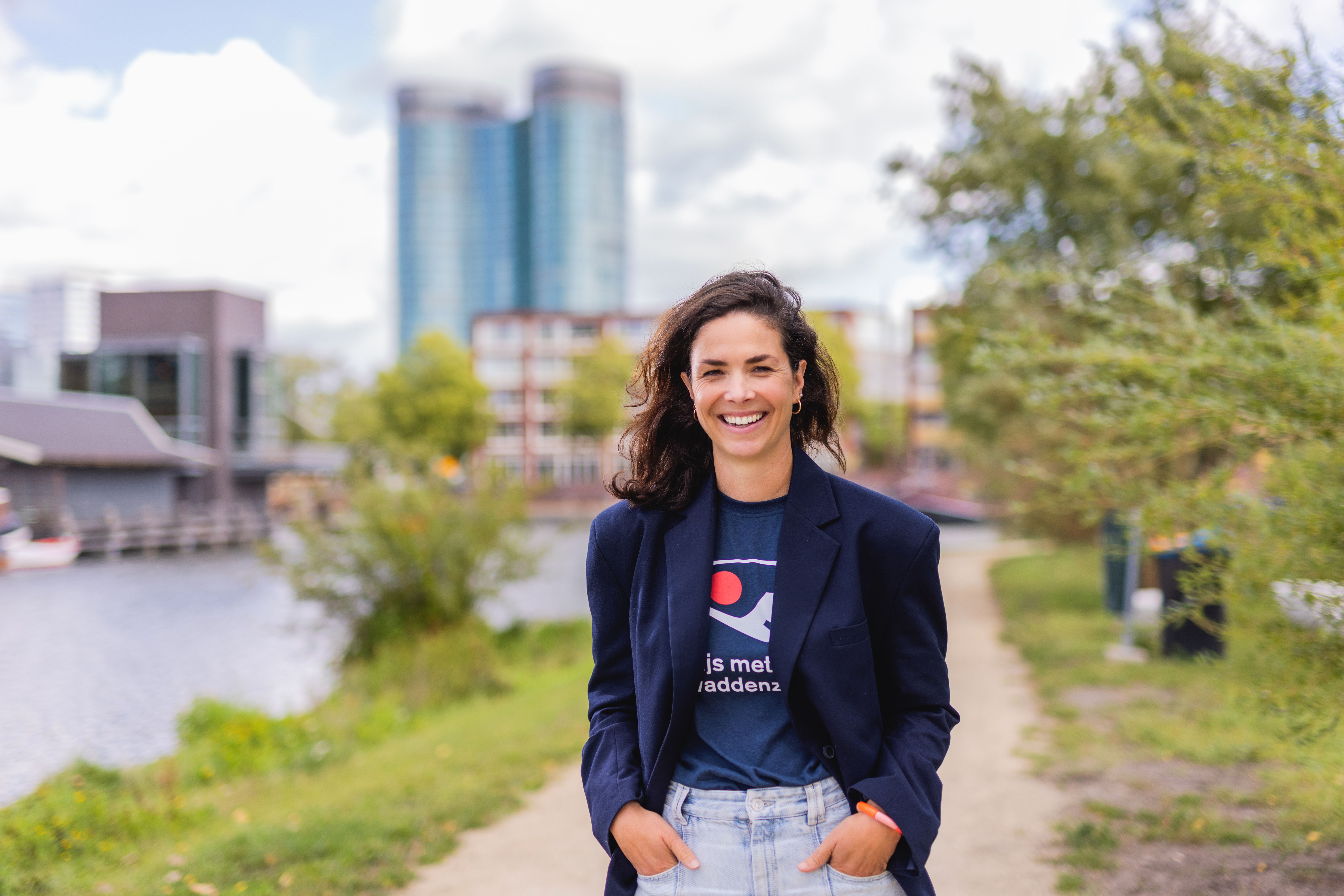 Margot staat aan de waterkant voor het Rabobank kantoor