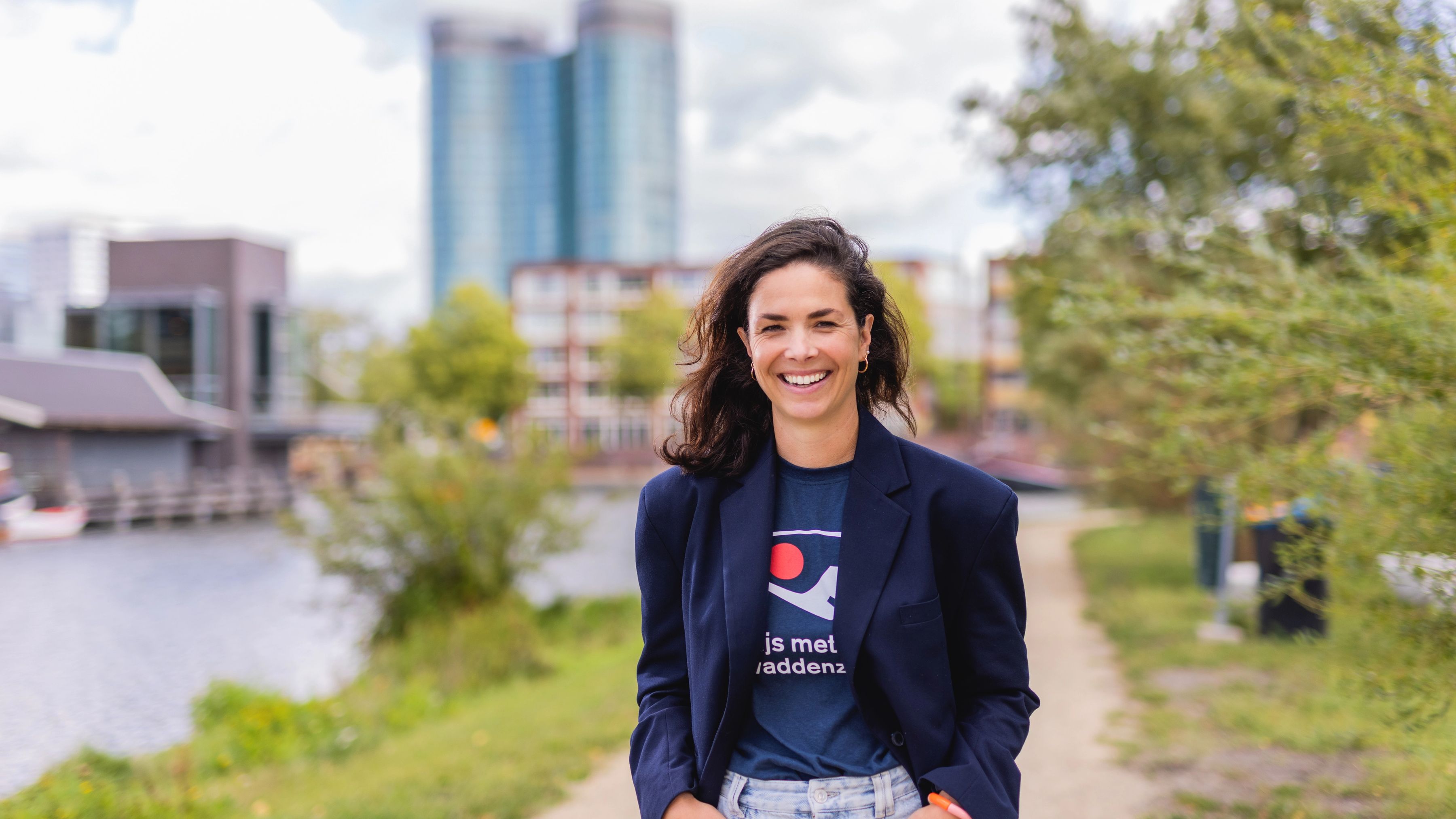 Margot staat aan de waterkant voor het Rabobank kantoor