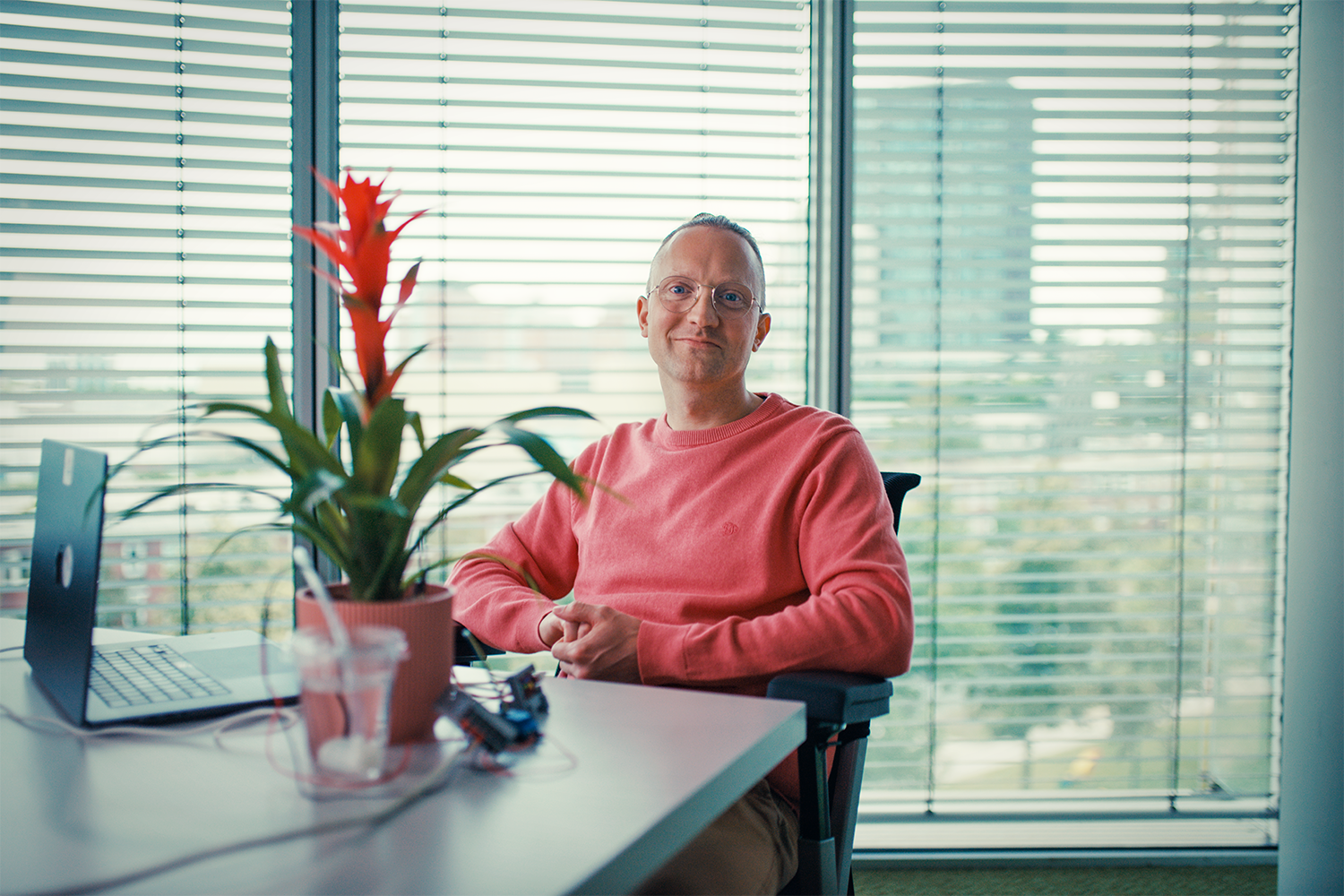 Thijs at the office with his high tech plant on his desk