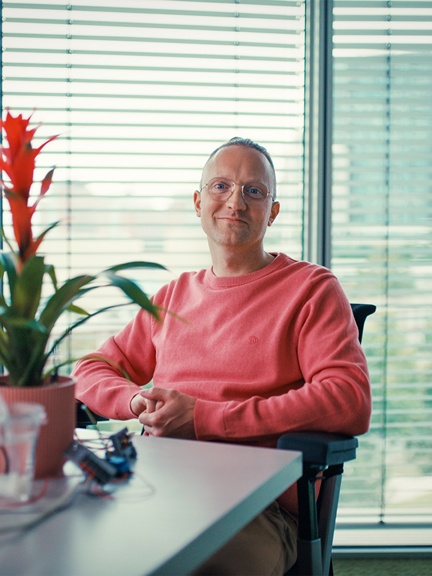 Thijs at the office with his high tech plant on his desk