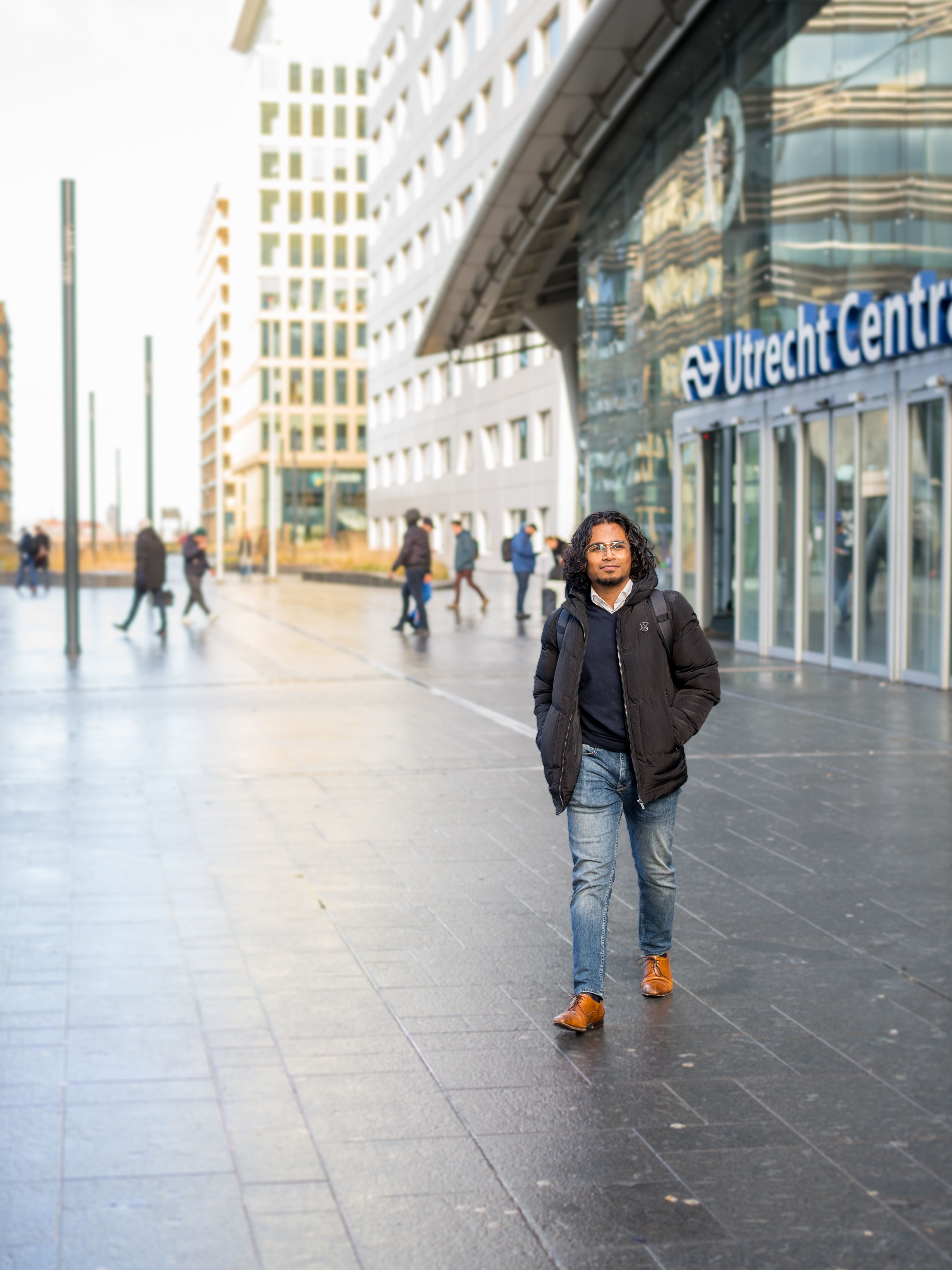 Aiji Loganathan loopt bij Utrecht centraal