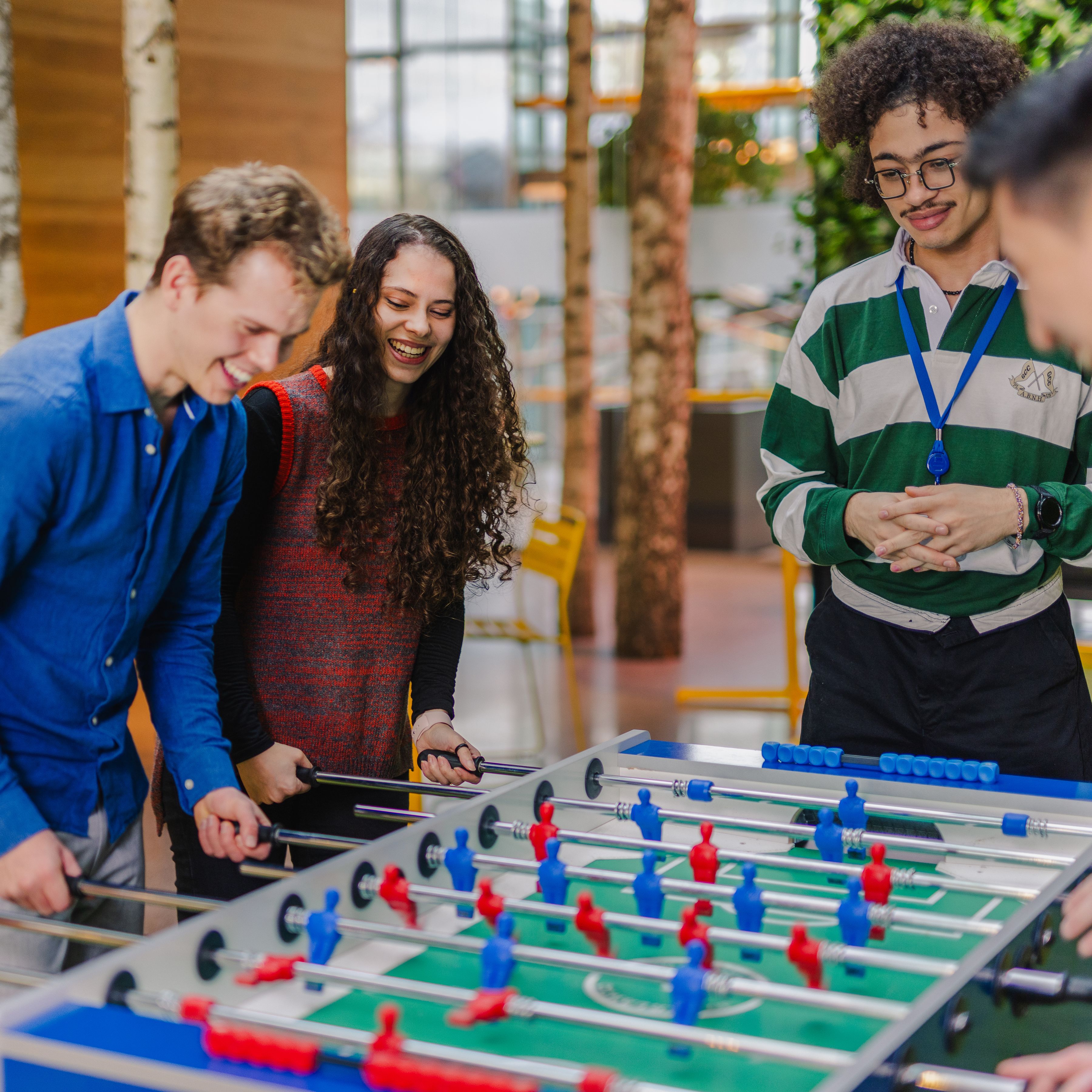 Jonge collega's aan het tafelvoetballen