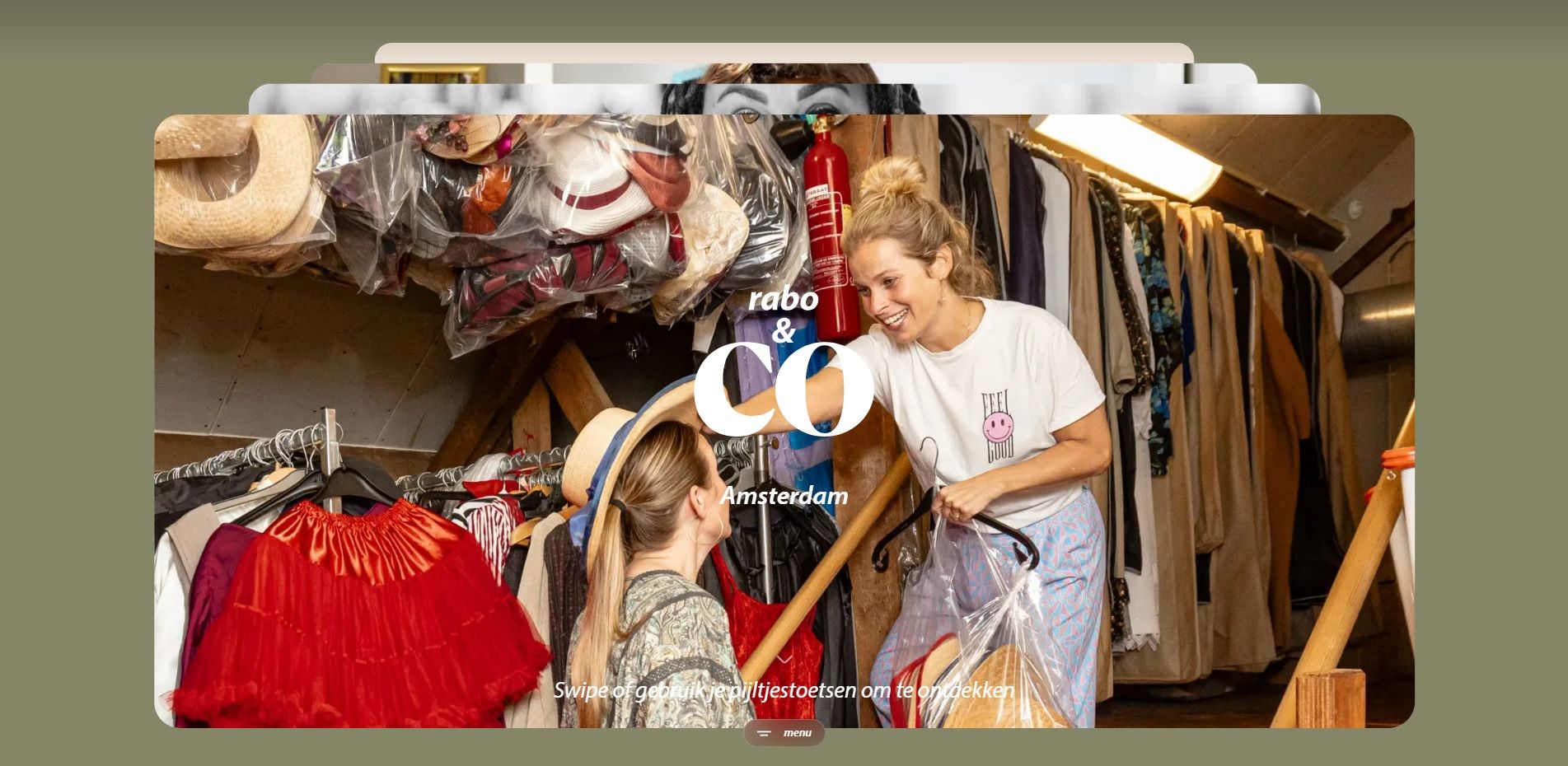 Twee vrouwen passen kleding