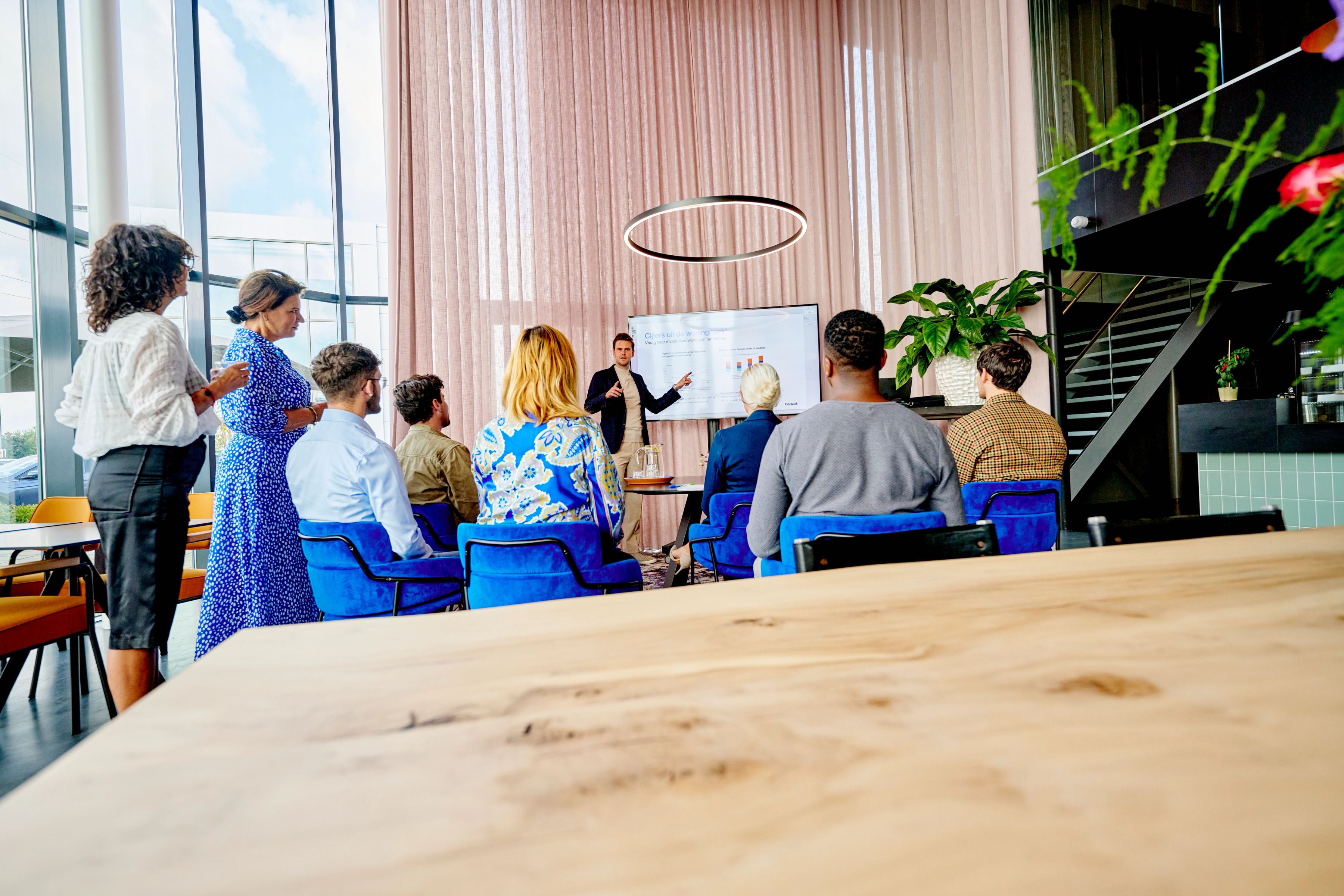 Groep mensen bij elkaar voor een presentatie