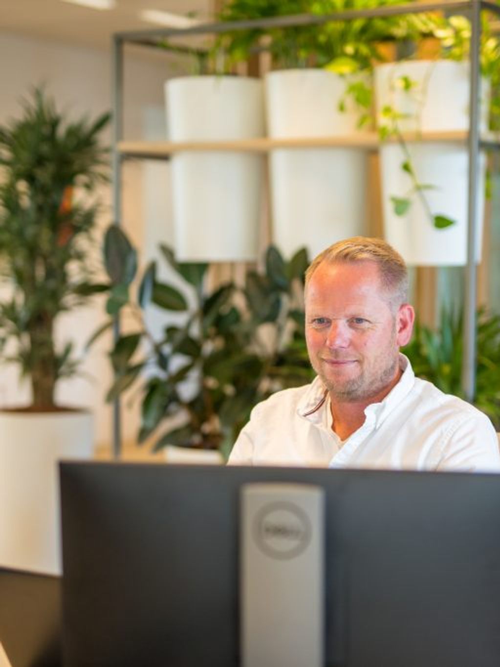 Man achter beeldscherm.