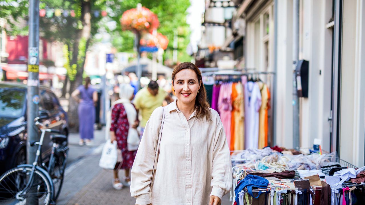 Siham El Fahiki bij kledingwinkel